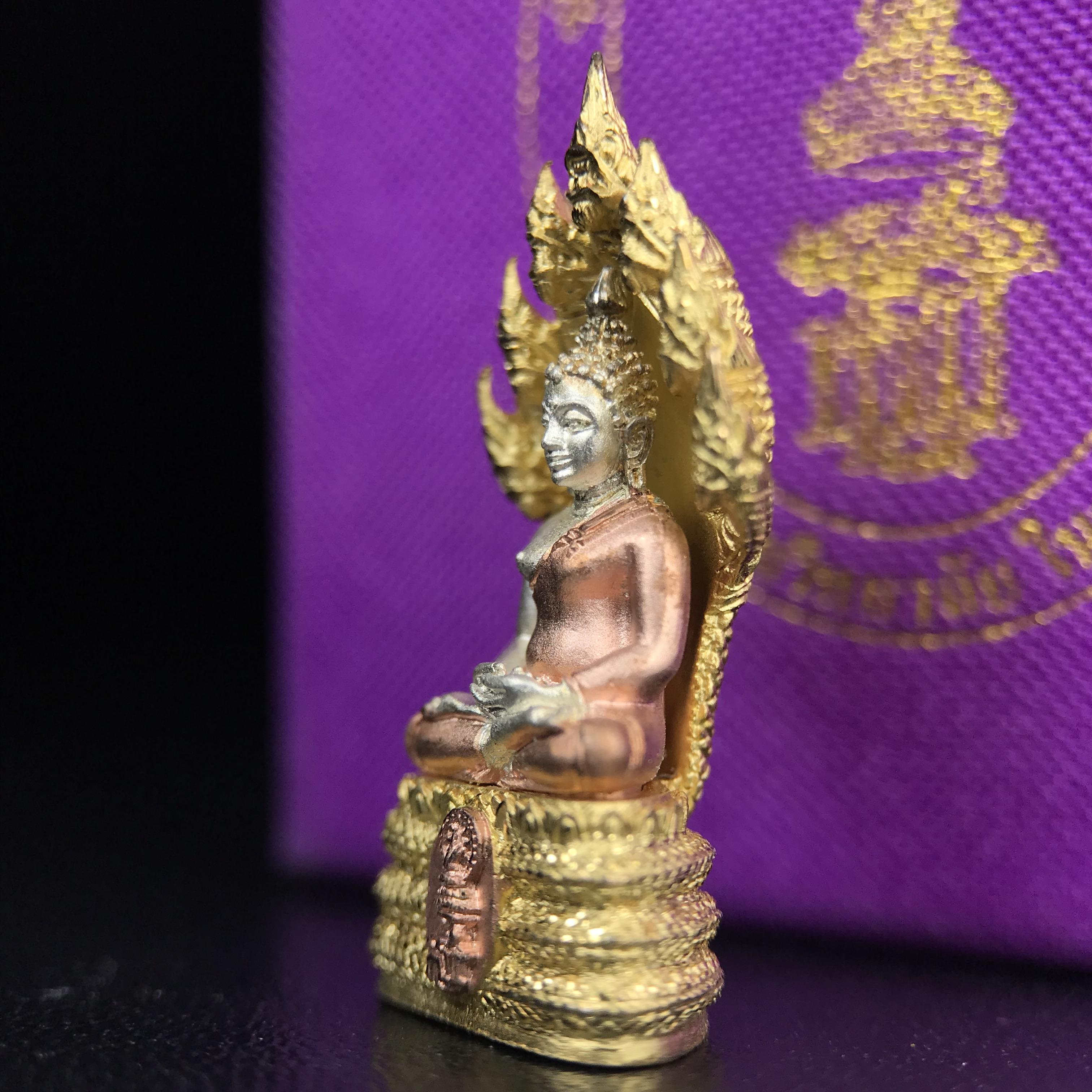 พระนาคปรก สธ. รุ่นสร้างพระอุโบสถเฉลิมพระเกียรติ 4 รอบ 84 พรรษา สมเด็จพระเทพรัตนราชสุดาฯ วัดบวรนิเวศวิหาร ปี 2543 พิมพ์เล็ก เนื้อเงินบริสุทธิ์ ชุบสามกษัตริย์แบบพ่นทรายขัดเงาบางส่วน(สภาพ สวย )พิธีใหญ่ พุทธศิลป์งดงาม หายาก (1 ใน 2999 องค์)