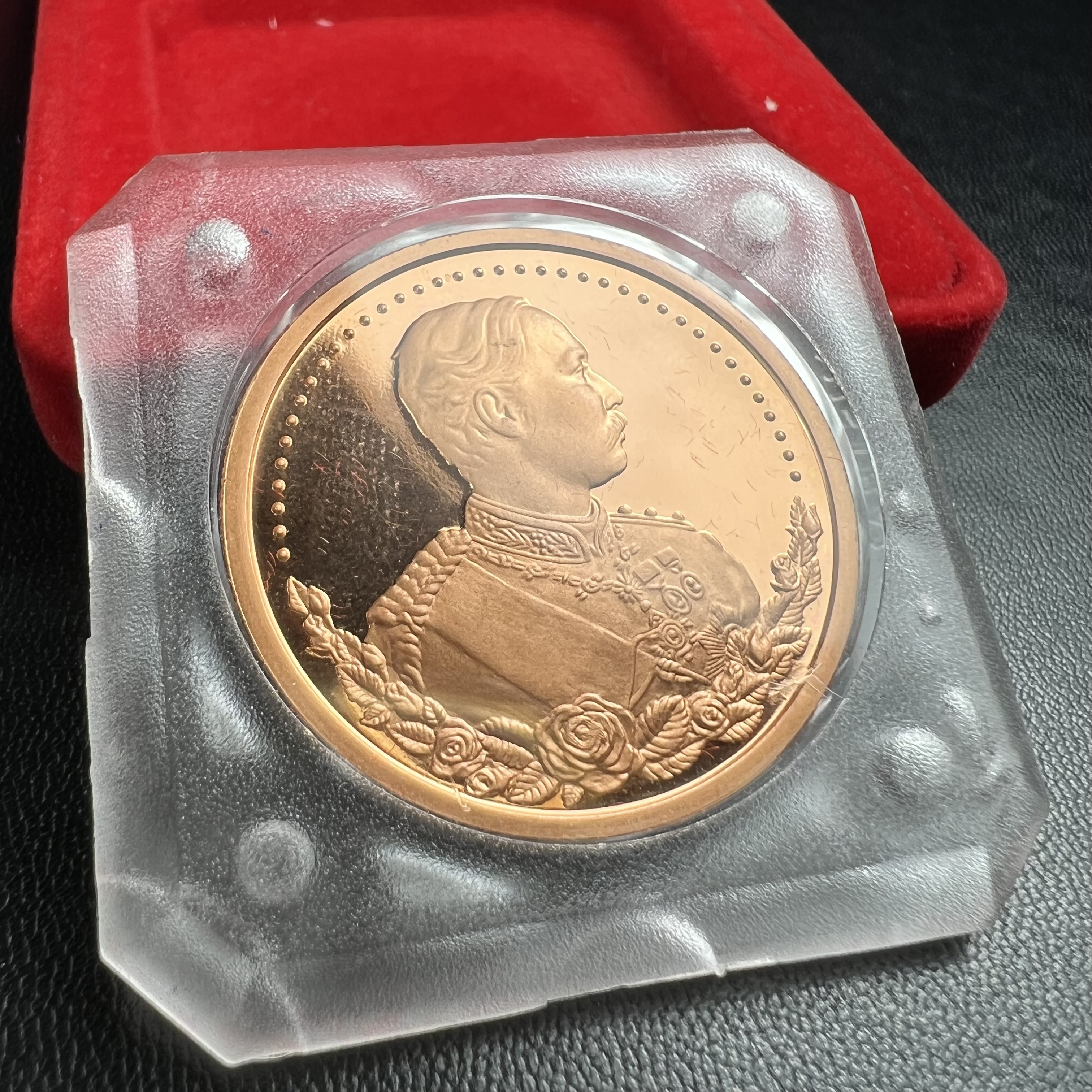 เหรียญรัชกาลที่ 5 หลัง 12 นักษัตริย์ รุ่นมหาลาภ ปี 2539 เนื้อทองแดงขัดเงา บล็อกนอก(เพิร์ธ)ออสเตรเรีย ขนาด 3.2 ซ.ม. กล่องบรรจุเดิมครบสมบูรณ์สวยงาม พิธีพุทธาภิเษก ณ.พระอุโบสถ วัดพระแก้ว สมเด็จพระญาณสังวร สมเด็จพระสังฆราช เป็นประธานพิธี