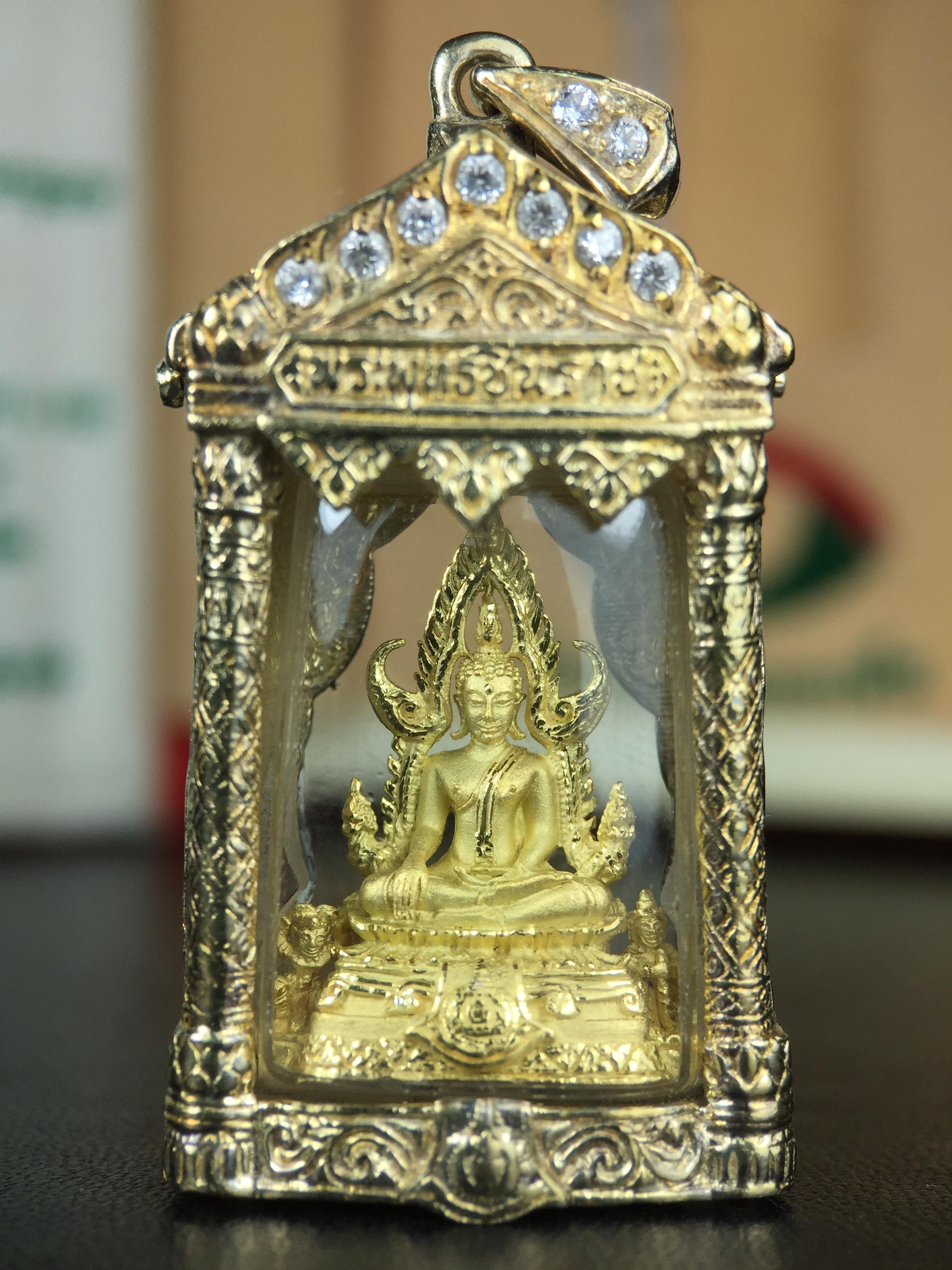 พระพุทธชินราช ภปร. ในวโรกาสเฉลิมพระชนมายุ6รอบ 5ธันวาคม2542 มูลนิธิพิทักษ์ดวงตาประชาชน จัดสร้าง พิมพ์กลาง ขนาดสูง 2.4 ซม. องค์พระเนื้อเงินแบบชุบทองประกายเพชร 3 ไมครอนพร้อมกรอบตลับเงินชุบทองคำบริสุทธิ์ 3 ไมครอน ประดับเพชร CZเกรดนอกพร้อมกล่องบรรจุเดิม(หายาก)