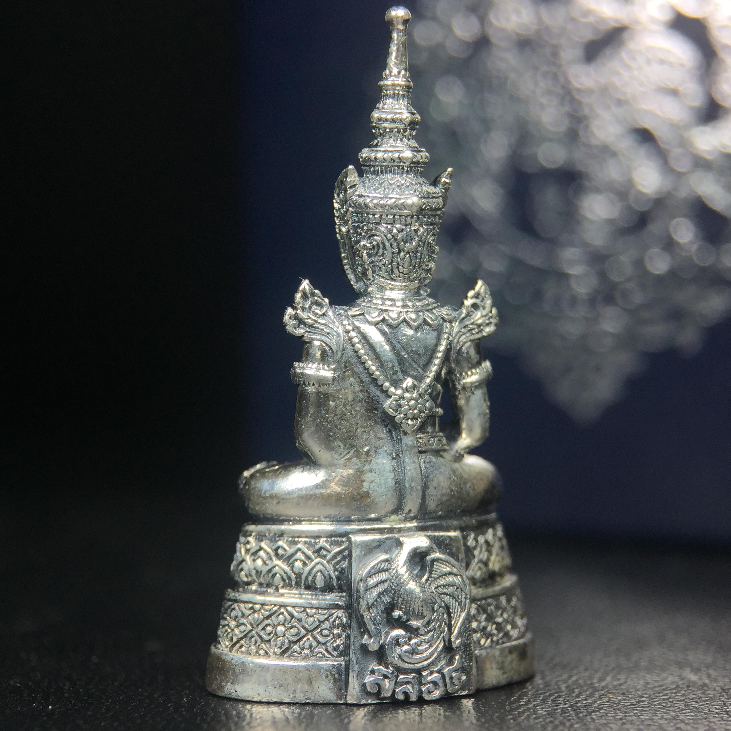 พระแก้วมรกต กรมสรรพสามิตจัดสร้างขึ้นเนื่องในโอกาสครบรอบ 64 ปีของกรมสรรพสามิต และเนื่องในวโรกาสที่พระบาทสมเด็จพระเจ้าอยู่หัวทรงครองราชย์ครบ 50 ปีในปีกาญจนาภิเษก เมื่อ พ.ศ.2539 เนื้อเงินรมดำขัดเงาพร้อมกล่องบรรจุเดิม