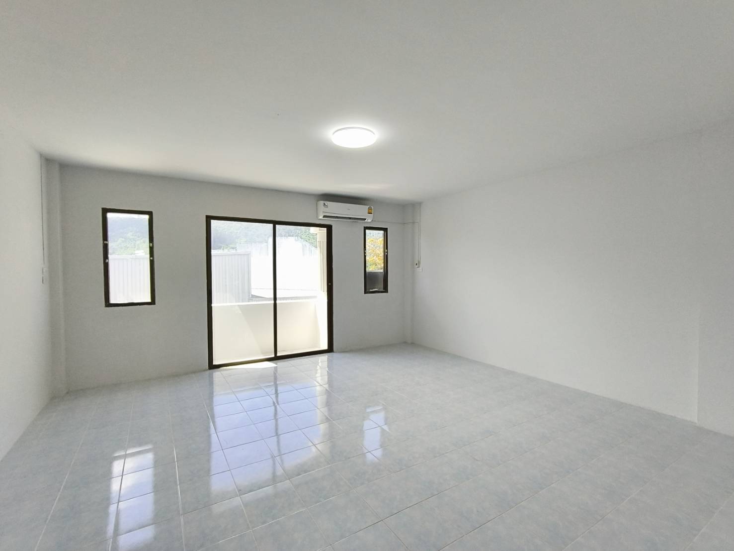 For Sales : Ratsada, 2-Storey Commercial Building, 2 bedroom 2 bathroom