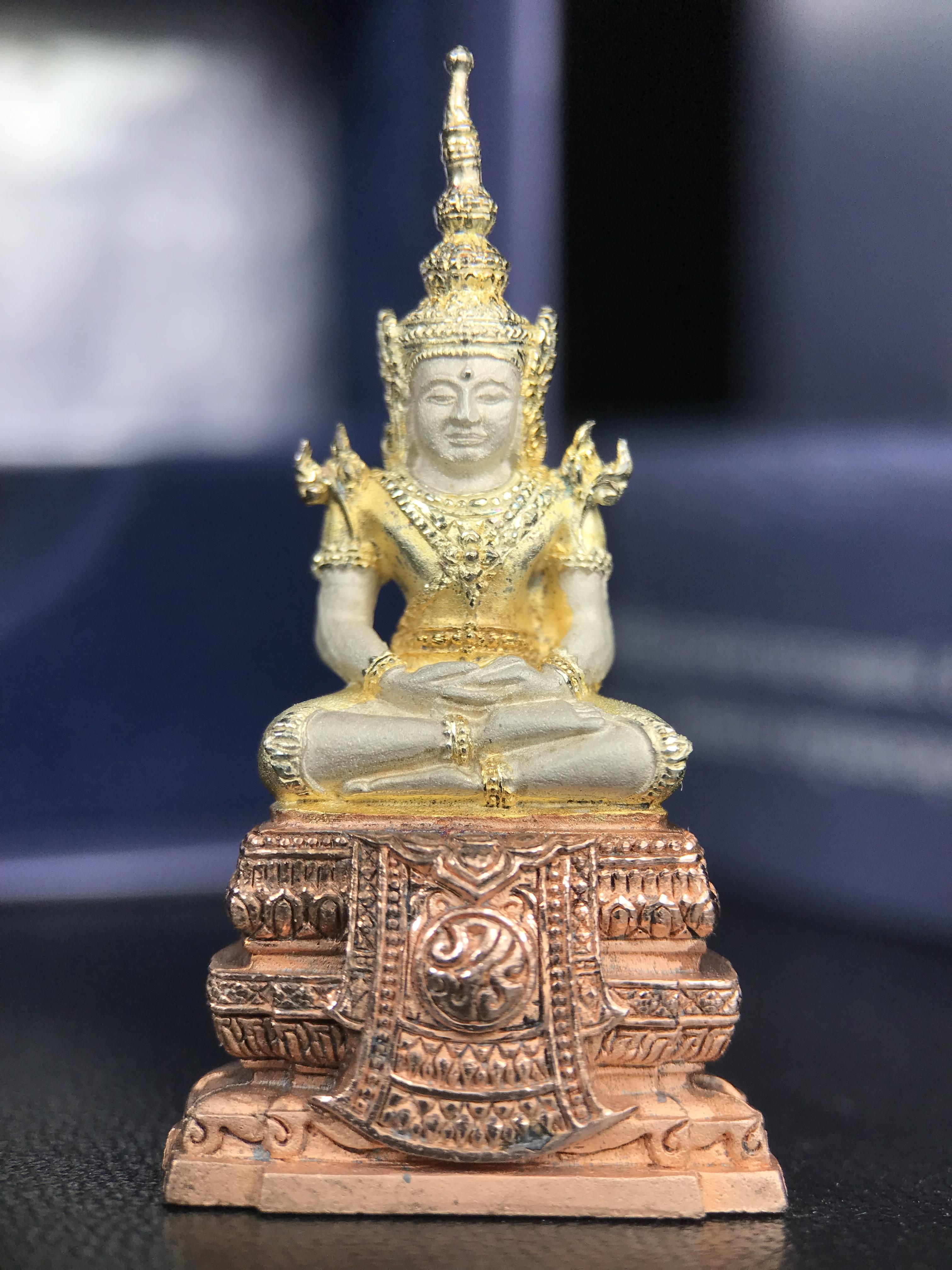 พระแก้วมรกต ภปร. ปี 2547 จัดสร้างโดยโรงพยาบาลภูมิพลอดุลยเดช เนื้อเงิน(3 กษัตริย์) ลอยองค์ หน้าตัก 1/2 นิ้ว สูง 3.7 ซม.พิธีมหามังคาภิเษก ณ พระอุโบสถวัดพระศรีรัตนศาสดาราม(วัดพระแก้ว) งดงามทรงคุณค่าอีกหนึ่งรุ่นยอดนิยม หายาก(องค์หมายเลข ๑๔๑๔)