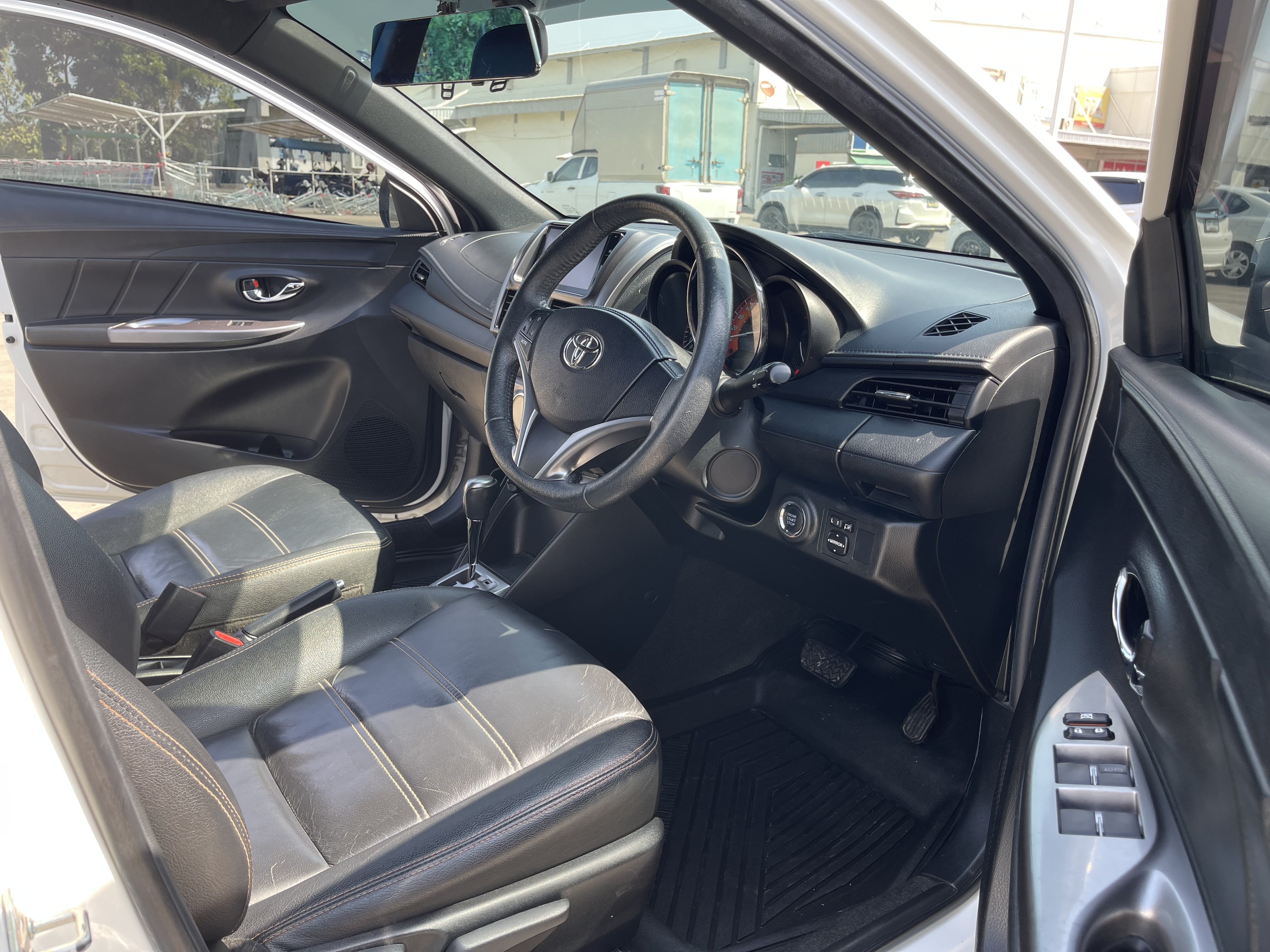 Toyota Yaris 1.2 G At 2015 ขาว