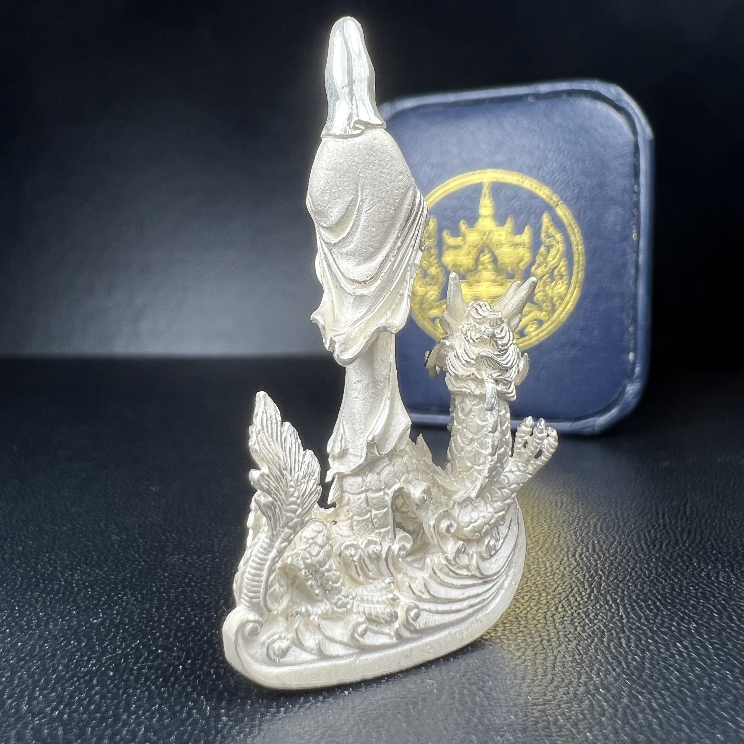 รูปหล่อลอยองค์พระโพธิสัตว์กวนอิม ทรงประทับมังกร จ.ระนอง เนื้อเงิน พิมพ์ใหญ่(สภาพผิว สวยงดงาม ทรงคุณค่า) เฉลิมฉลองในวโรกาสที่พระบาทสมเด็จพระเจ้าอยู่หัวทรงครองสิริราชสมบัติครบ 50 ปี จ.ระนอง พ.ศ.2539