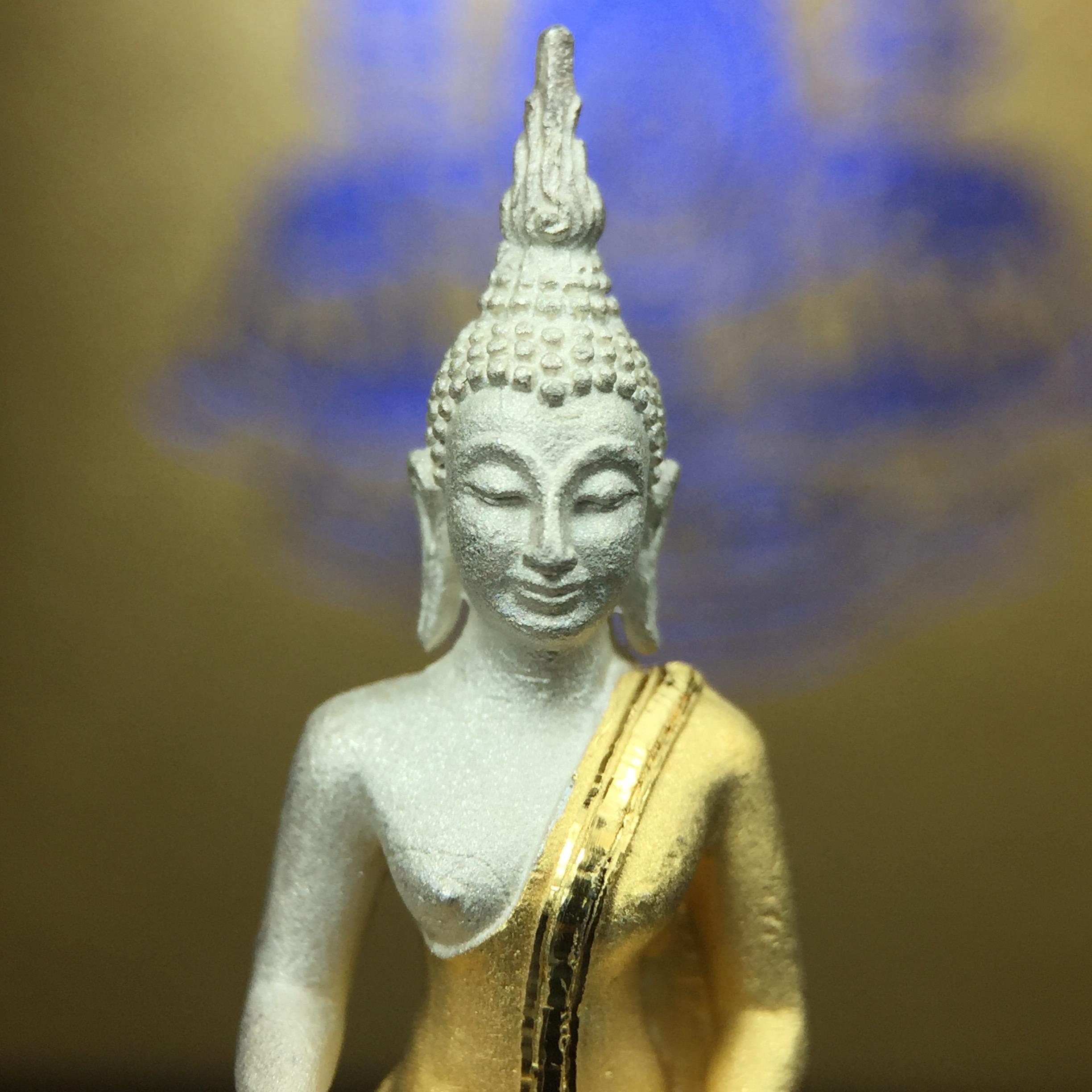 พระกริ่งพระพุทธนวราชบพิตร ครองสิริราชสมบัติครบ 50 ปี พ.ศ.2540 ขนาดสูง 3.2 ซม. เนื้อเงินสามกษัตริย์(คัดสภาพสวย องค์นี้ผิวเดิมสวยมาก) พร้อมกล่องบรรจุเดิมครบสมบูรณ์ 1ใน 9500 องค์(พุทธนวราชบพิตร นิมิตรหมายแห่งความสามัคคี ด้วยไมตรีแห่งองค์พระภูมิพล)