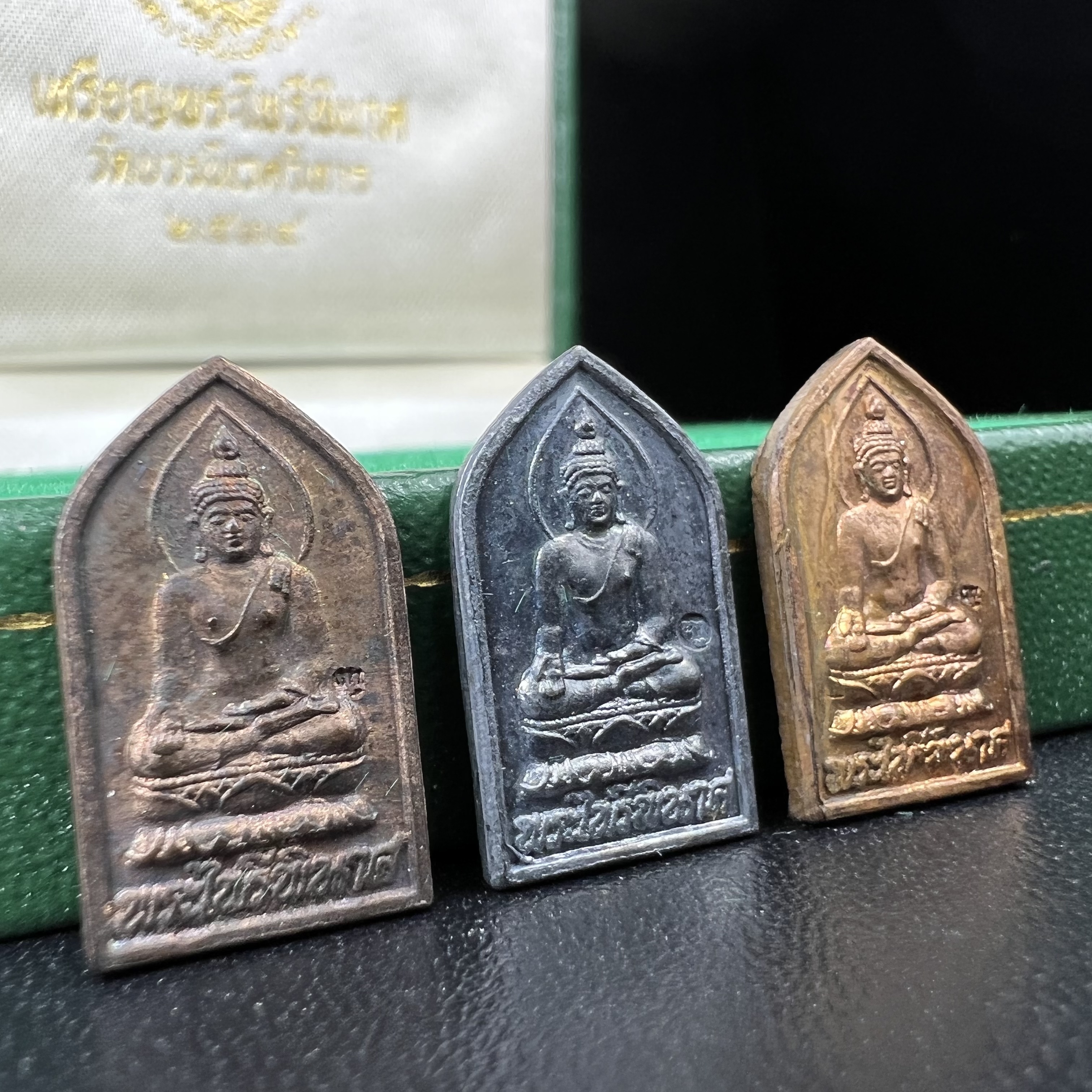 เหรียญพระไพรีพินาศ วัดบวรนิเวศราชวรวิหาร ปี2534 พิมพ์ห้าเหลี่ยม(เนื้อนวโลหะ-เนื้อเงิน-เนื้อทองแดง)(พระชุดหลักสายสมเด็จพระญาณสังวร สมเด็จพระสังฆราชองค์ที่19) (หายากสภาพสวยกล่องเดิมครบสมบูรณ์) 1ใน 700 ชุด