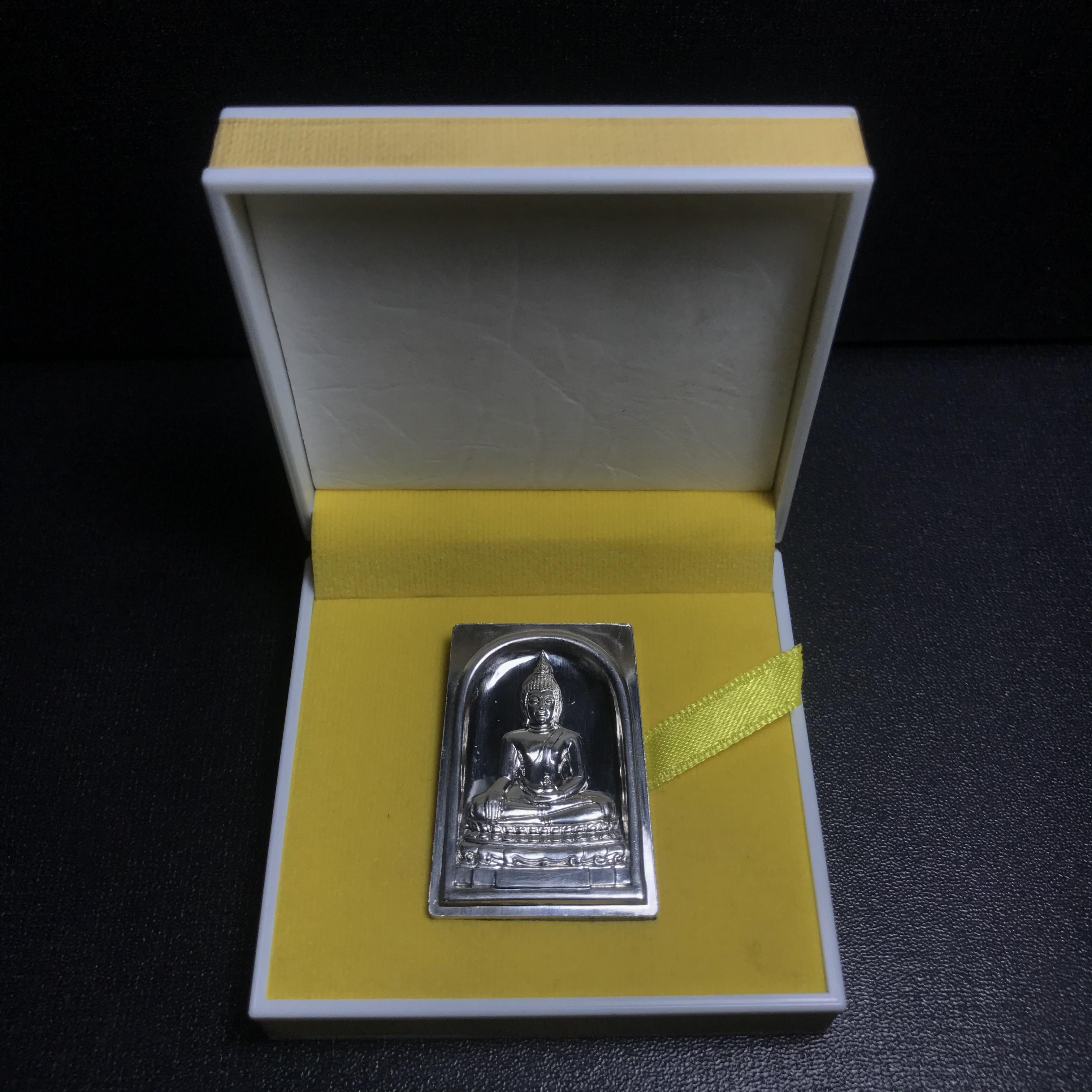 พระพุทธชินสีห์ หลังตรา ปรมาภิไธยย่อ ภปร. ในวโรกาสเฉลิมพระชมพรรษาในหลวงรัชกาลที่9 ครบ 7 รอบ และ ที่ระลึกสมโภชวัดบวรนิเวศวิหารครบ 175 ปี พ.ศ.2554 เหรียญเนื้อเงิน พิมพ์ใหญ่ ขนาดสูง 3.8 ซม. พร้อมกล่องบรรจุเดิมพระราชทาน(1 ใน 1585 เหรียญ)หายาก