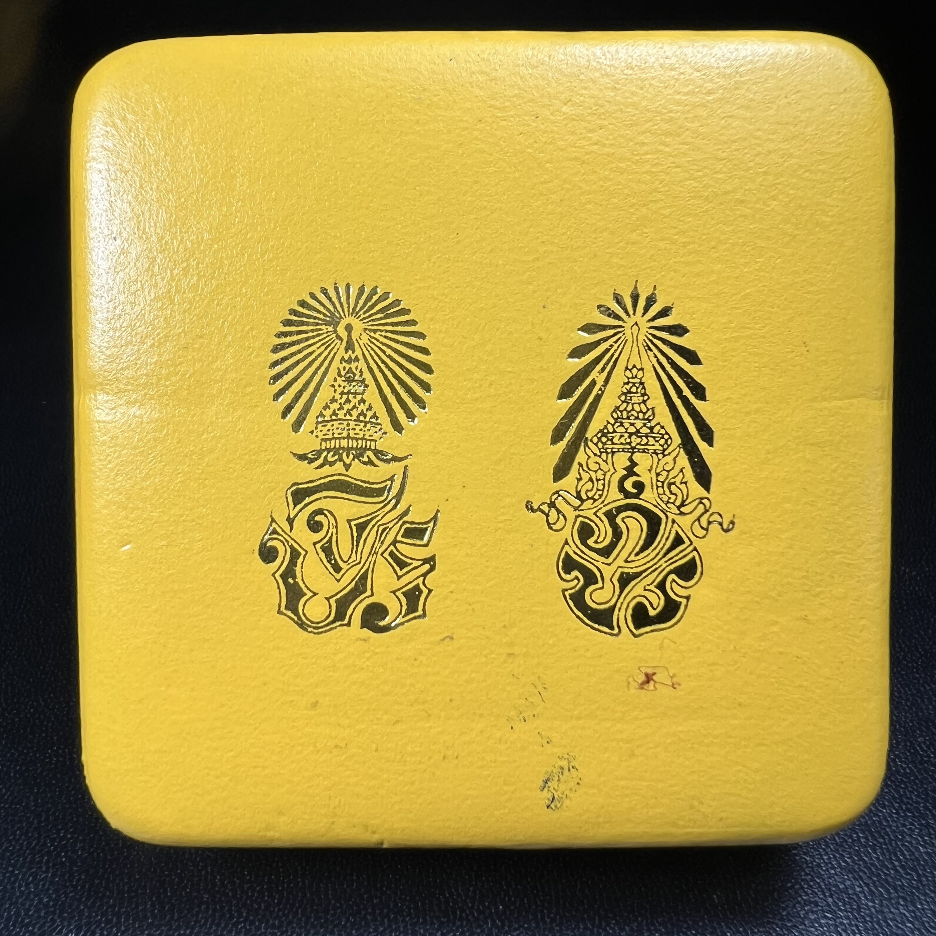 พระกริ่งพระพุทธนรสีห์ จปร.+ภปร. ครบรอบ 100 ปี ธนาคารไทยพาณิชย์ ปี 2550 พระกริ่งเนื้อนวโลหะพิเศษ(หล่อในพิธีเททอง)(หายาก)(พุทธศิลป์งดงาม)ด้านหน้าฐานประดับด้วยตราสัญลักษณ์ "จปร" และ "ภปร" (องค์เทหล่อในพิธีสร้างน้อย หายากมาก)1 ใน 1000 องค์