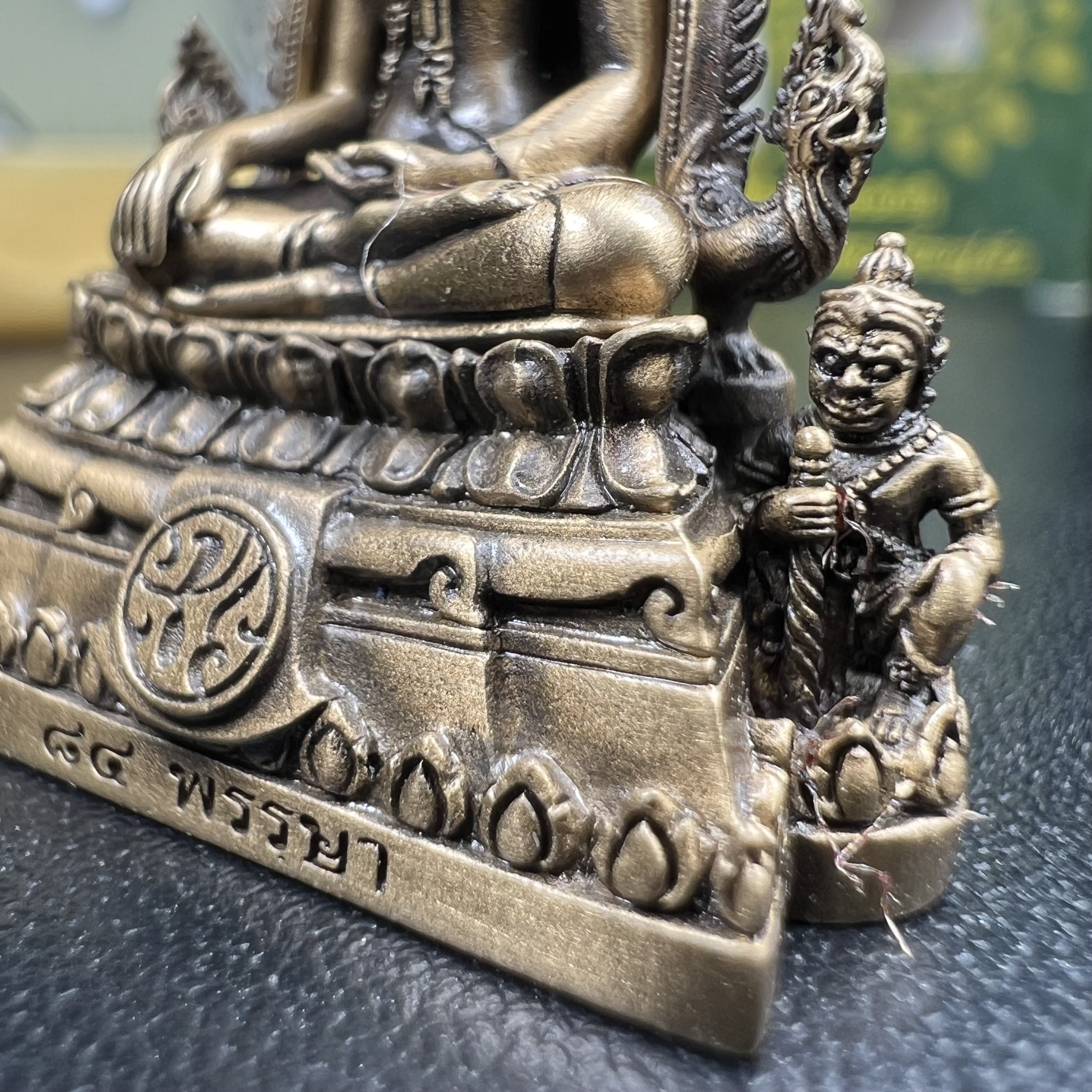 พระพุทธชินราช(จำลอง) ภปร. 84 พรรษา ปี 2554 เนื้อบรอนซ์รมดำซาติน พิมพ์กลางขนาดหน้าตัก 1/2 นิ้ว(พระราชทานมวลสาร จิตรลดาและเส้นพระเจ้า(เส้นผม)รัชกาลที่9)พุทธศิลป์ทรงคุณค่าอีกหนึ่งรุ่นยอดนิยม(หมายเลขสวย ๑๘๑))