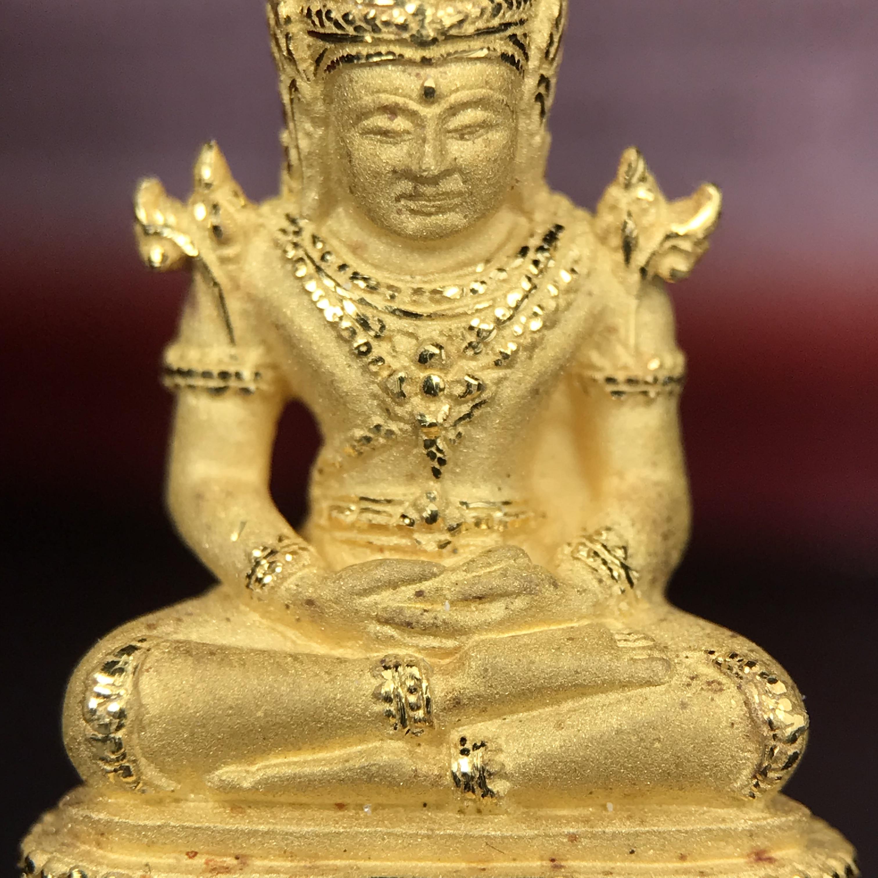 พระแก้วมรกต ภปร.(รุ่นแรก) ปี2545 รุ่นฉลองกรุงรัตนโกสินทร์ครบ 220 ปี พิมพ์ลอยองค์ใหญ่ เนื้อทองคำบริสุทธิ์ 96.5%(15.2 กรัม) ขนาด 19*35 มม.ครบสมบูรณ์(องค์หมายเลข ๓๓)(เลขคู่สวย)สุดยอดมงคลแผ่นดินที่ควรเก็บรักษา บูชาเป็นมงคลชีวิต(สวยงามและหายากมาก)(1ใน1000องค์)