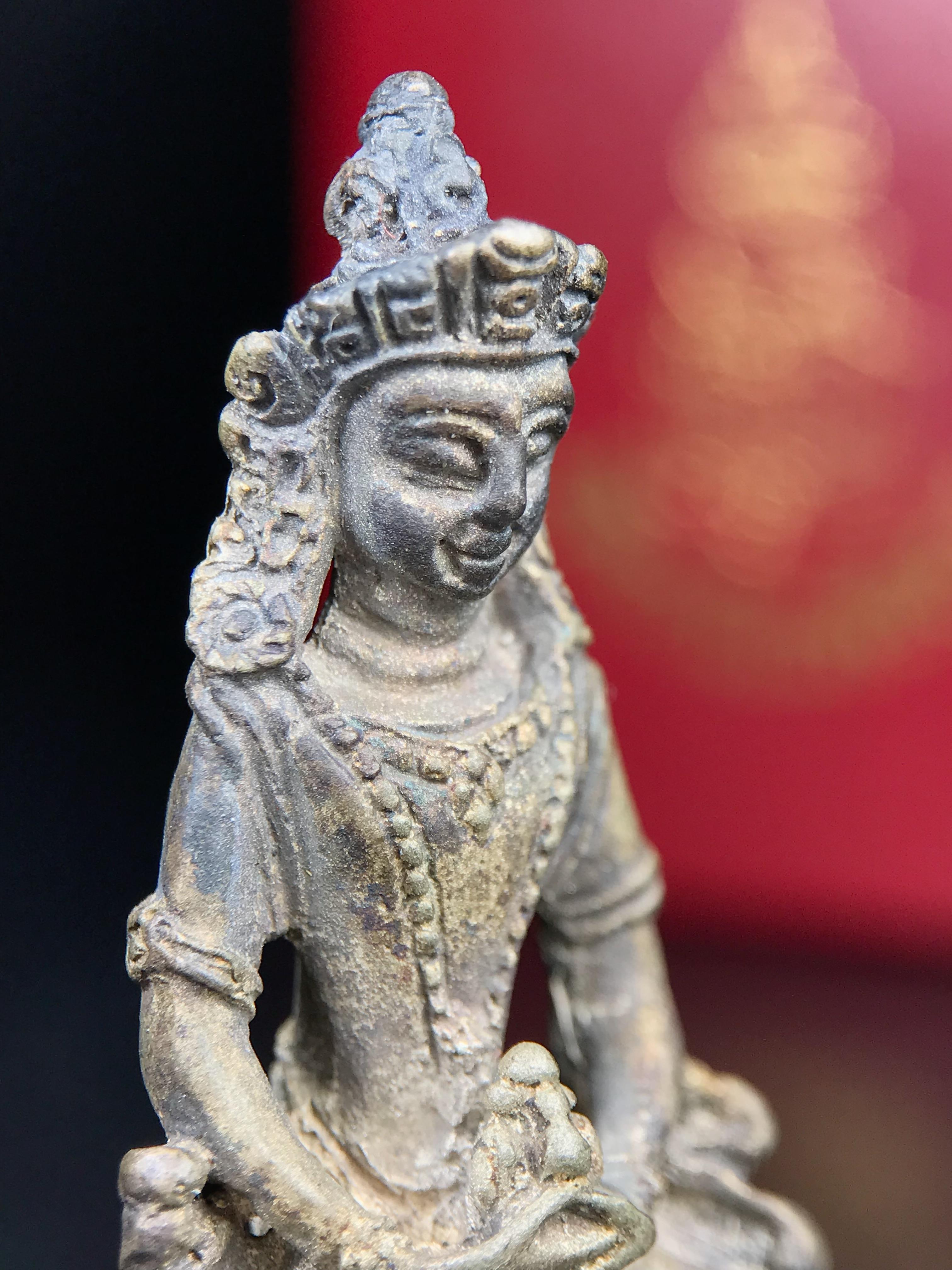 พระอวโลกิเตศวร (เจ้าแม่กวนอิม) วัดบวรนิเวศวิหาร ปี 2538 เนื้อเงินพ่นทราย อุดผงจิตรลดา เกศาสมเด็จพระสังฆราช วัดบวรนิเวศวิหาร(พบเจอน้อยหายาก)