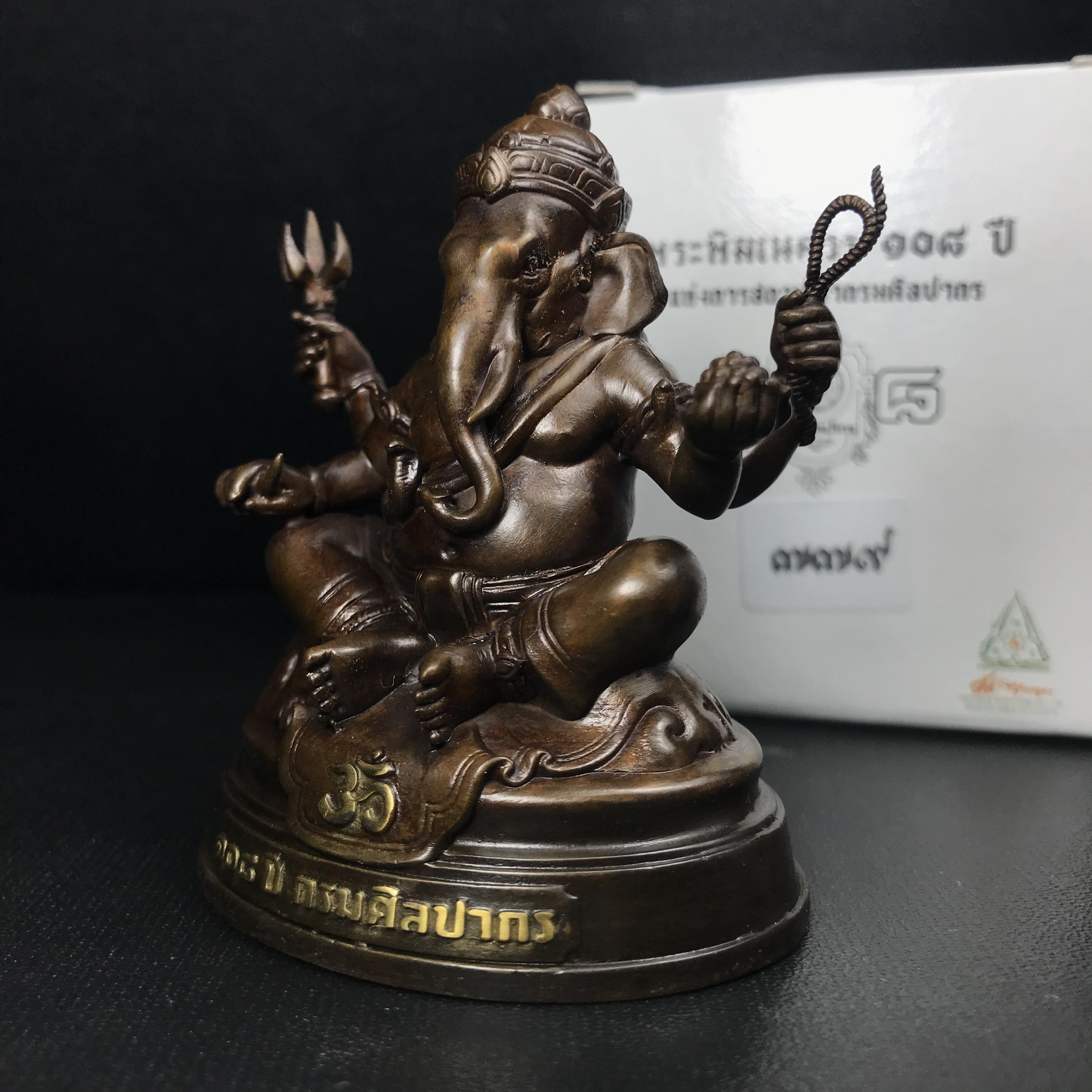 พระพิฆเนศวร รุ่น 108 แห่งการสถาปนากรมศิลปากร ปี 2562 ขนาดบูชาหน้าตัก 1.5 นิ้ว เนื้อทองเหลืองรมดำ (พิธีใหญ่ มวลสารดี)(เลขนัมเบอร์ 779)1 ใน 1999 องค์