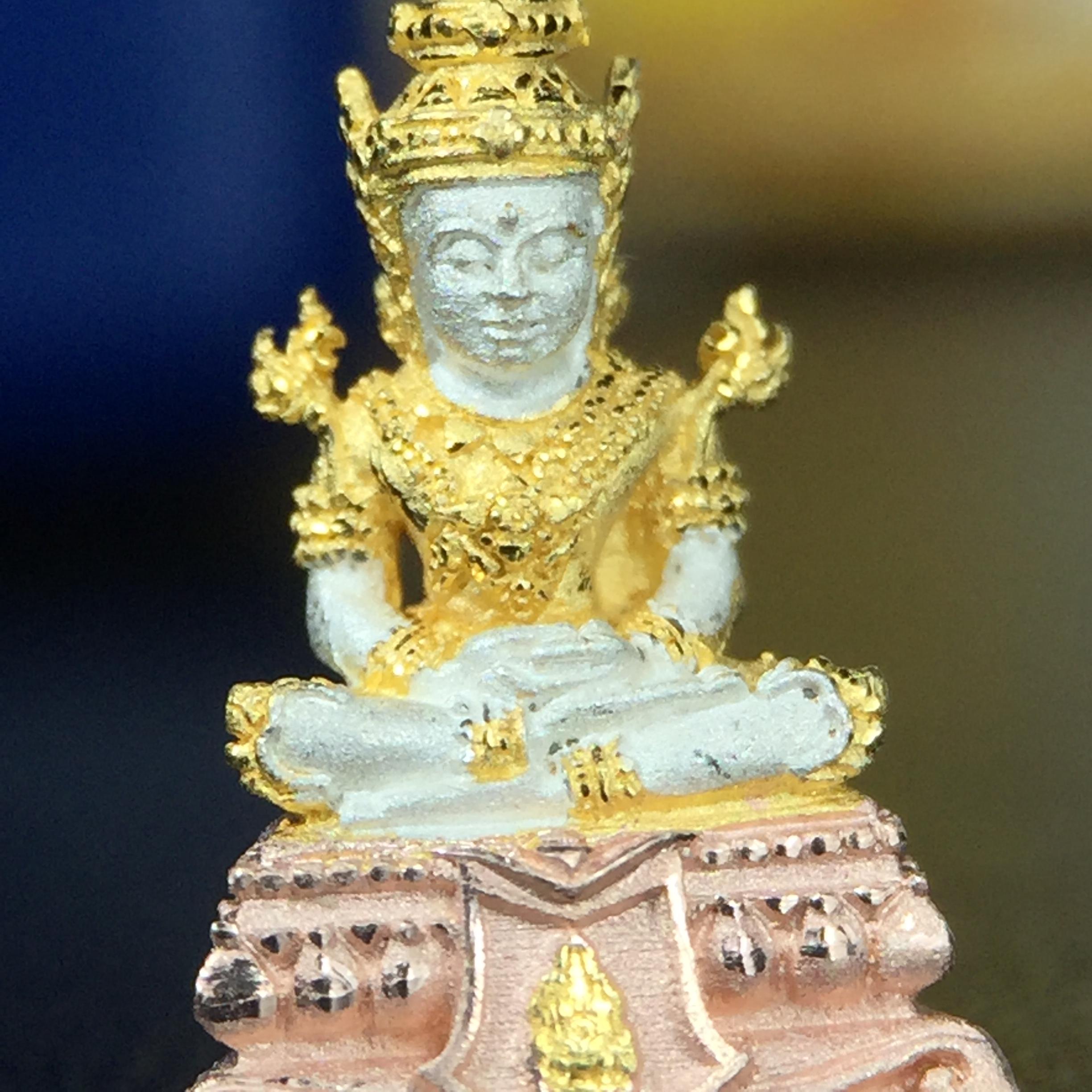 พระแก้วมรกต(จำลอง)ลอยองค์ ขนาดหน้าตัก 1/4 นิ้ว ทรงเครื่องฤดูร้อน เนื้อเงินสามกษัตริย์ ตราสัญลักษณ์ฉลองสิริราชสมบัติครบ 60 ปี พ.ศ.2549(สภาพสวย ครบ สมบูรณ์)