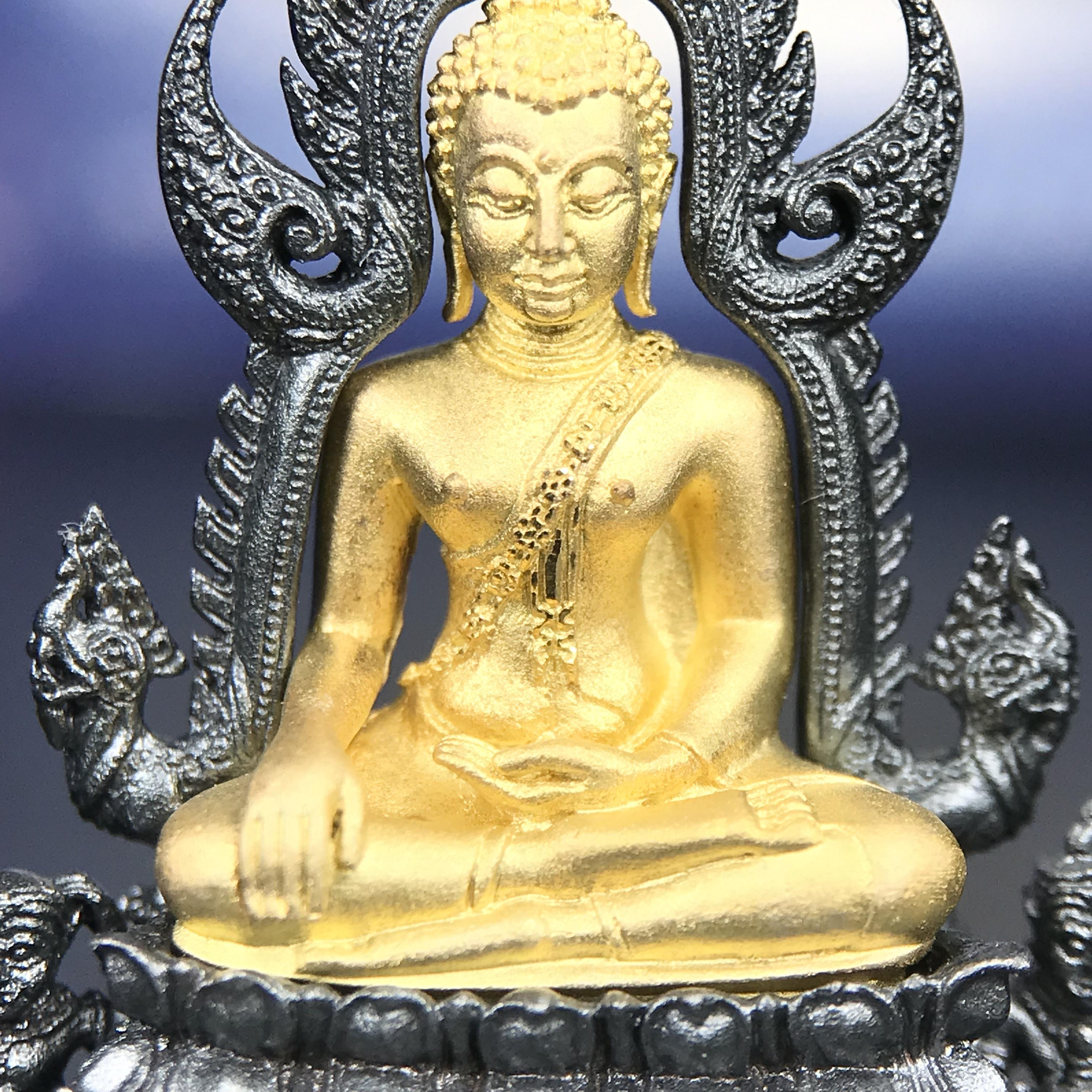 พระพุทธชินราช ภปร. โครงการ เพราะแผ่นดินนี้คือแผ่นดินเกิด เนื้อเงินชุบทองคำซุ้มรมดำ ปี2551 ขนาดหน้าตัก1/2นิ้ว(3.5*2.5 ซม.)ประกอบพิธี ณ พระอุโบสถ วัดพระศรีรัตนศาสดาราม(วัดพระแก้ว)และพระวิหารวัดพระศรีรัตนมหาธาตุวรมหาวิหาร(จ.พิษณุโลก)(สวยงามหายาก)1ใน5000องค์