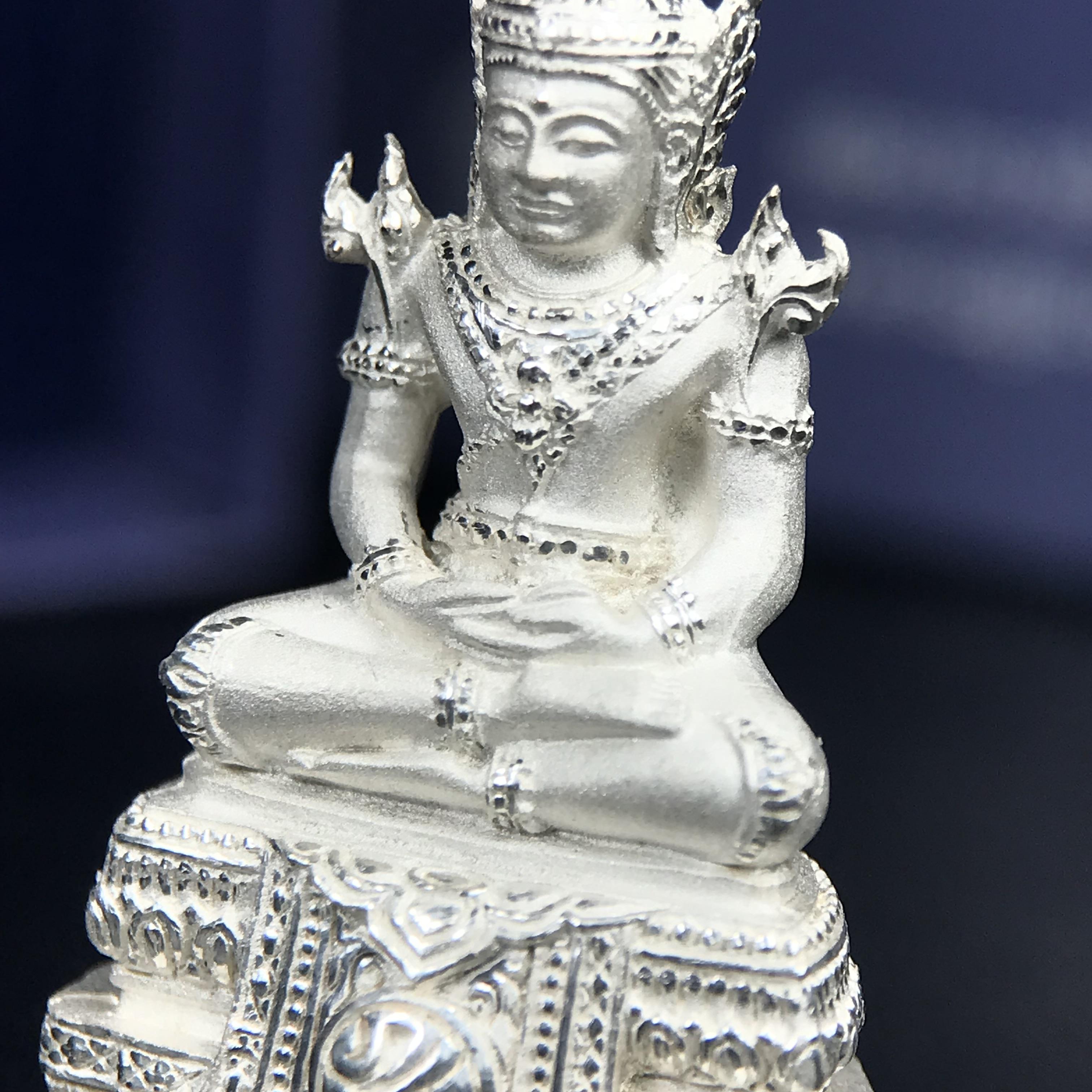 พระแก้วมรกต ภปร. ปี 2547 จัดสร้างโดยโรงพยาบาลภูมิพลอดุลยเดช เนื้อเงิน ลอยองค์ สูง 3.7 ซม. หน้าตัก 1/2 นิ้ว พิธีมหามังคาภิเษก ณ พระอุโบสถวัดพระศรีรัตนศาสดาราม(วัดพระแก้ว) งดงามทรงคุณค่าอีกหนึ่งรุ่นยอดนิยม หายาก(หมายเลขสวย ๑๔๙๙)(1ใน3000องค์)