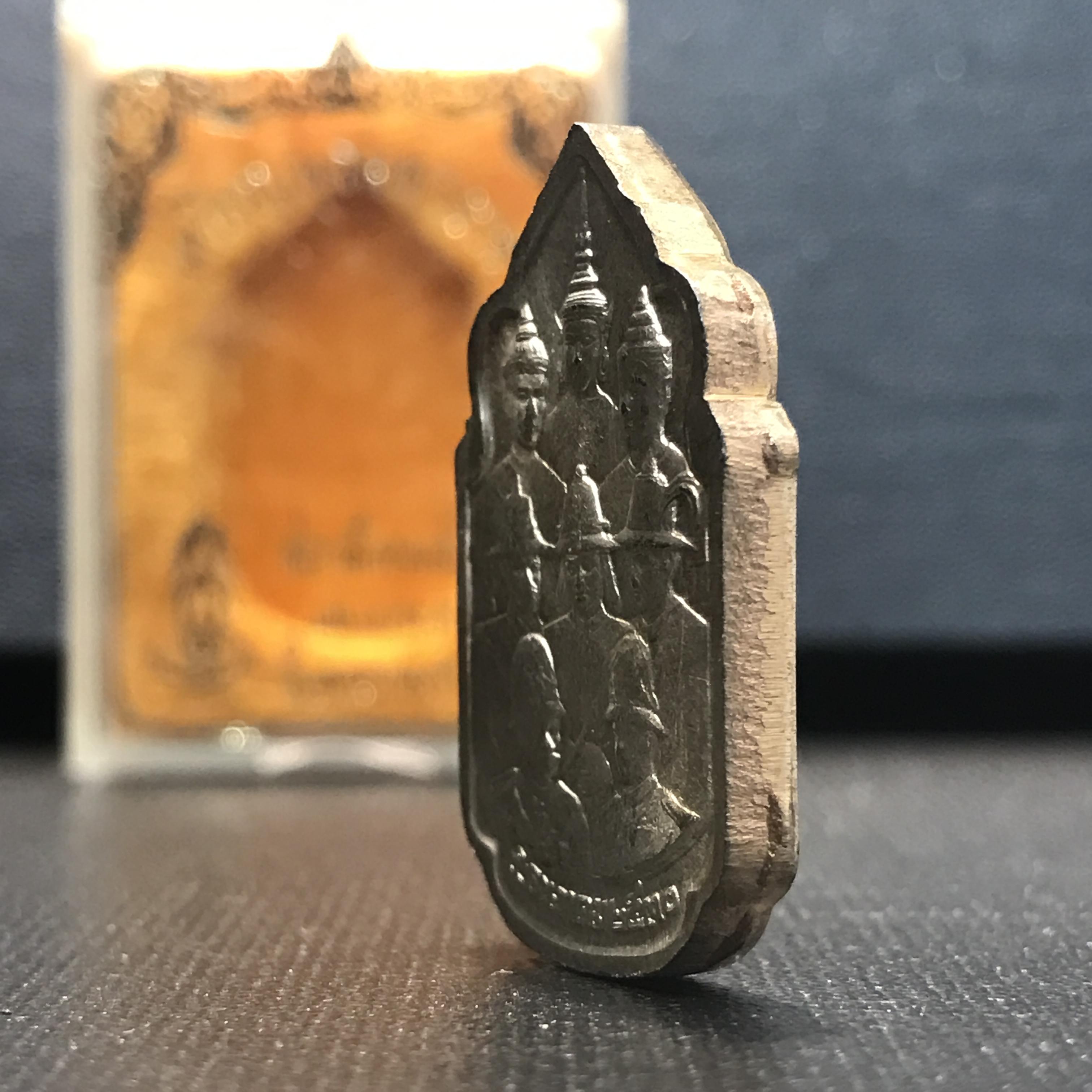 เหรียญนวมหาราชเฉลิมพระชนพรรษา 5 รอบ รัชกาลที่9 ปี 2530 เนื้อนวโลหะกล่องเดิม(หายาก)