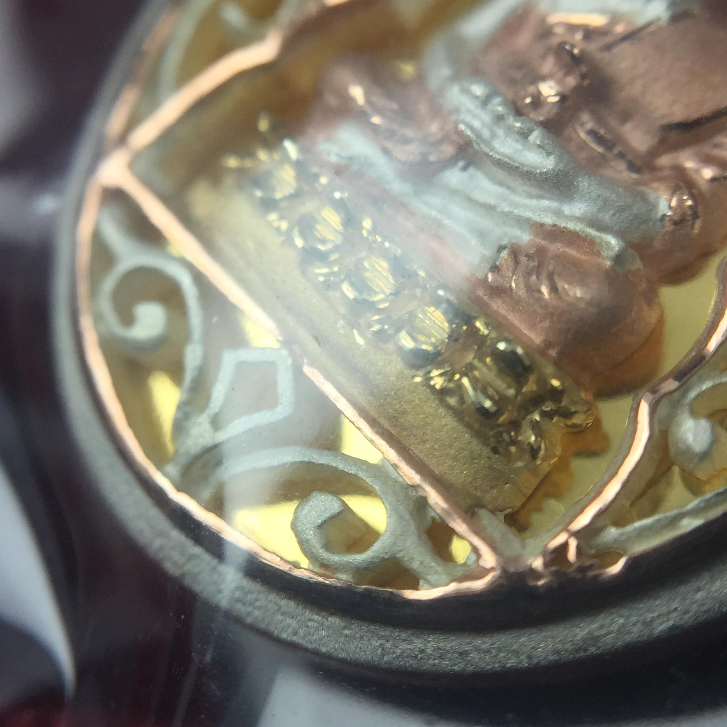 เหรียญหลวงพ่อทวด รุ่นมงคลบารมี วัดประสาทบุญญาวาส ปี 2545 เนื้อเงินสามกษัตริย์ พิมพ์ทรงรูปไข่เล็ก(ขนาด 2.0*1.8 ซม.)ฉลุลายฉากพี้นหลังสีทองสวยงาม ตอกโค๊ตมีหมายเลข พร้อมกล่องบรรจุเดิม