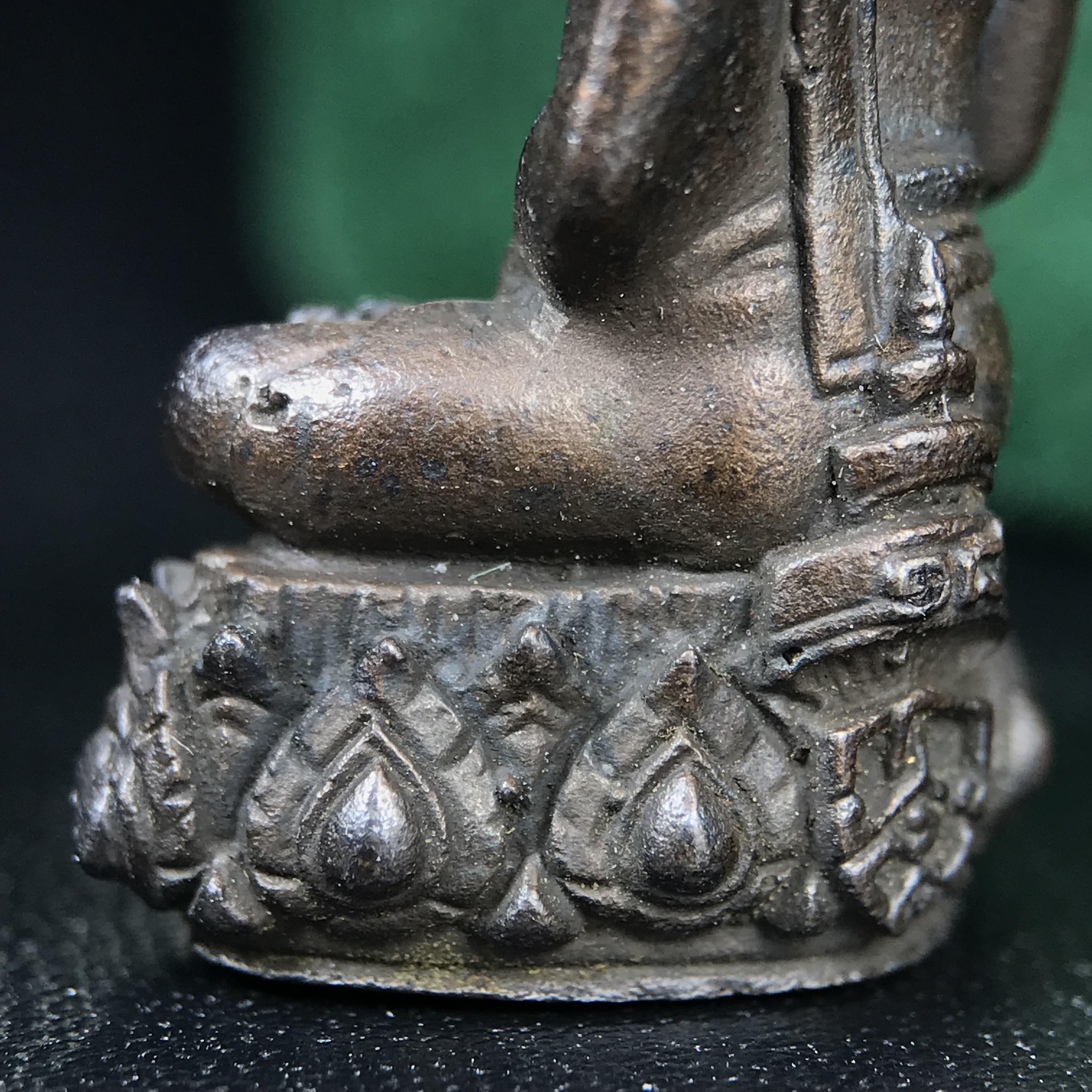 พระกริ่งวาสนา(รุ่นแรก) 80 พรรษา สมเด็จพระสังฆราช (วาสน์) วัดราชบพิธฯ ปี2521 เนื้อนวโลหะ(ตอกโค๊ตพระปิดตา) โดยมีหลวงปู่โต๊ะ วัดประดู่ฉิมพลีร่วมปลุกเสก พร้อมกล่องบรรจุเดิม(รุ่นแรก คอตั้งตรงได้สัดส่วน หายาก)