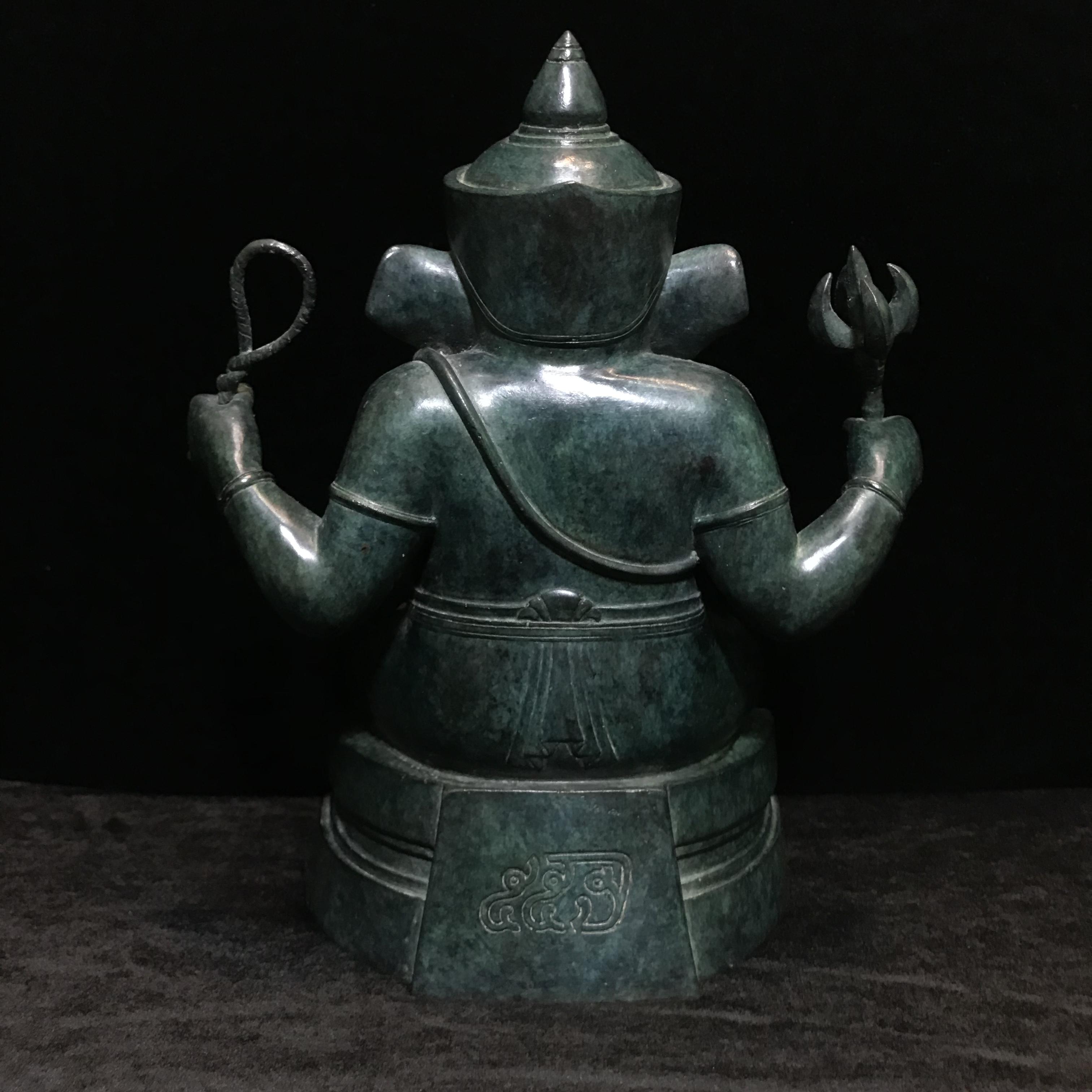 พระพิฆเนศครบรอบ55ปี คณะจิตรกรรม ม.ศิลปากร ปี 2540 เนื้อสำริด สนิมเขียว พาติน่า (Patinas) ขนาด 5x9 นิ้ว เป็นพระพิฆเนศที่งดงามทางด้านศิลปะมาก