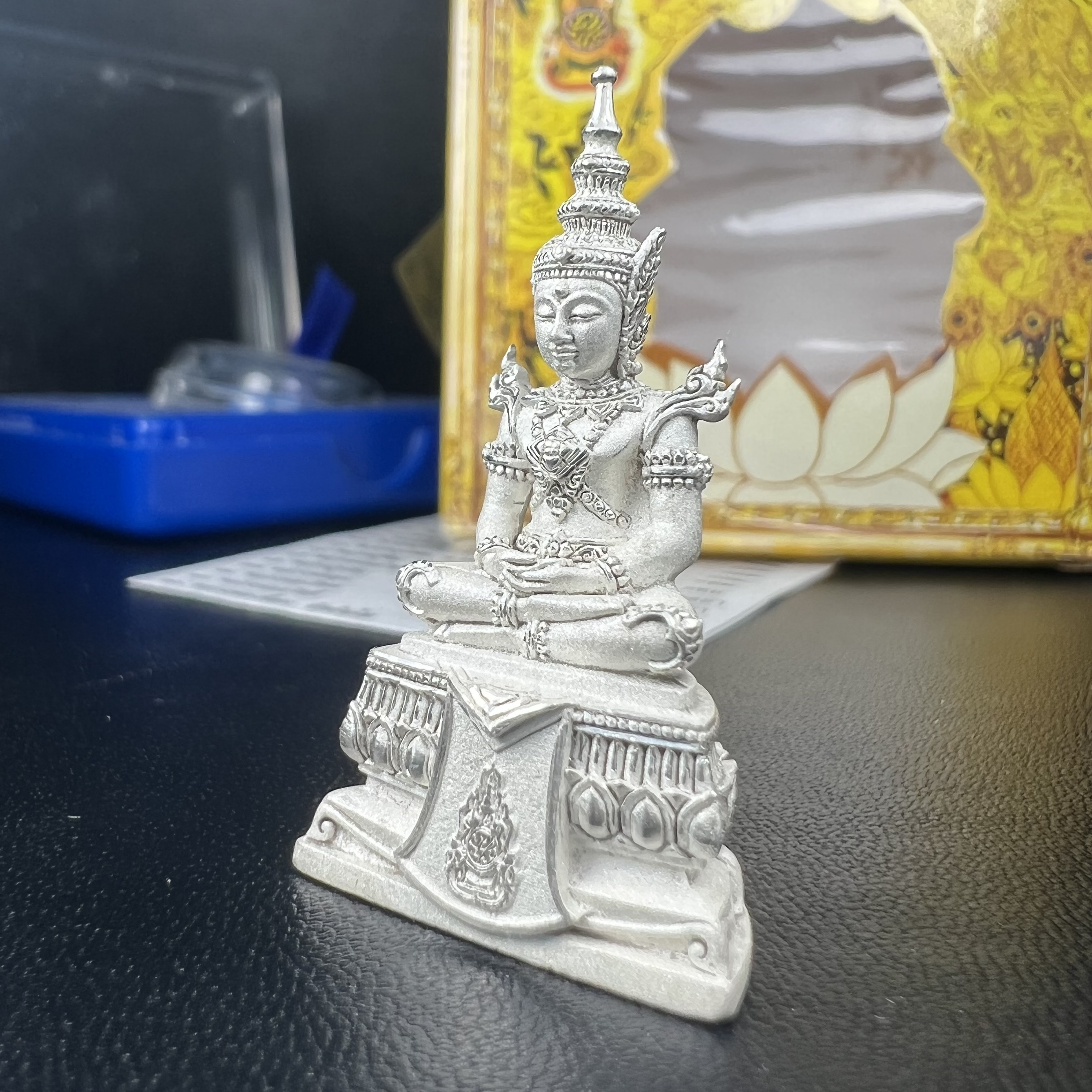 พระแก้วมรกต(จำลอง)ลอยองค์ ขนาดหน้าตัก 1/2 นิ้ว ทรงเครื่องฤดูร้อน เนื้อเงิน ตราสัญลักษณ์ฉลองสิริราชสมบัติ ครบ 60 ปี พ.ศ.2549(สภาพสวย ครบ สมบูรณ์))