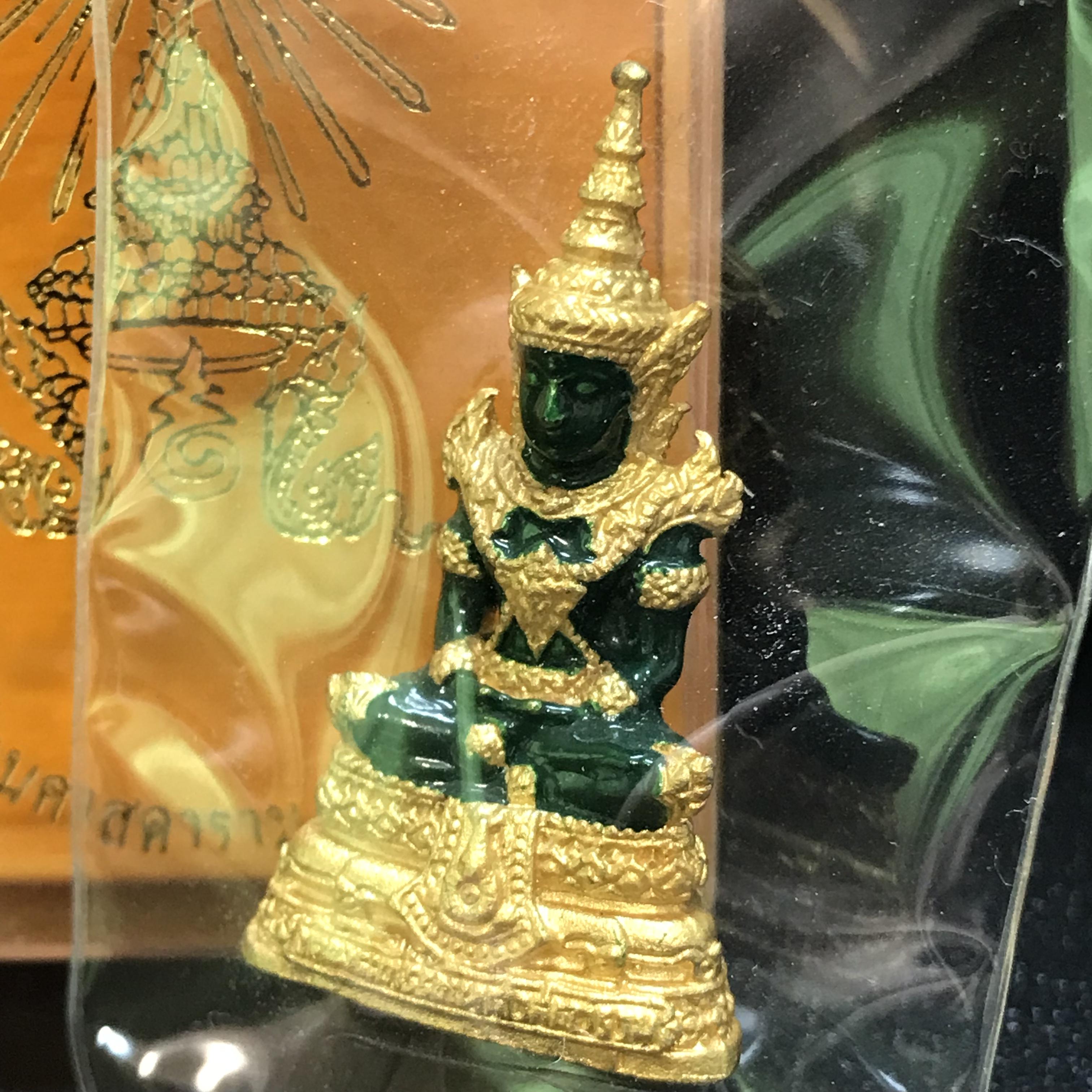 พระพุทธมหามณีรัตนปฏิมากร(พระแก้วมรกต) วัดพระศรีรัตนศาสดาราม สำนักพระราชวัง จัดสร้าง ฤดูร้อน(บรรจุมวลสารใต้ฐาน)