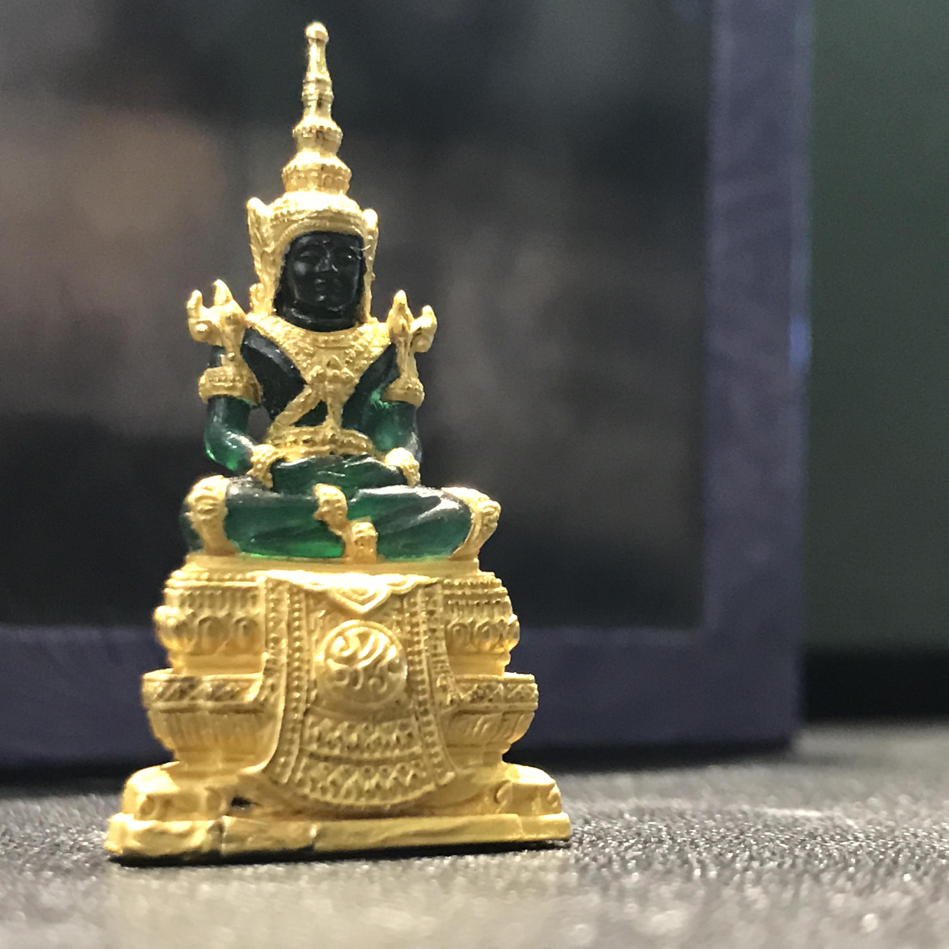 พระแก้วมรกตลอยองค์ ภปร.หน้าตัก 1/2 นิ้ว จัดสร้างโดยรพ.ภูมิพลฯ ปี2547 เนื้อเรซินหุ้มทองคำ