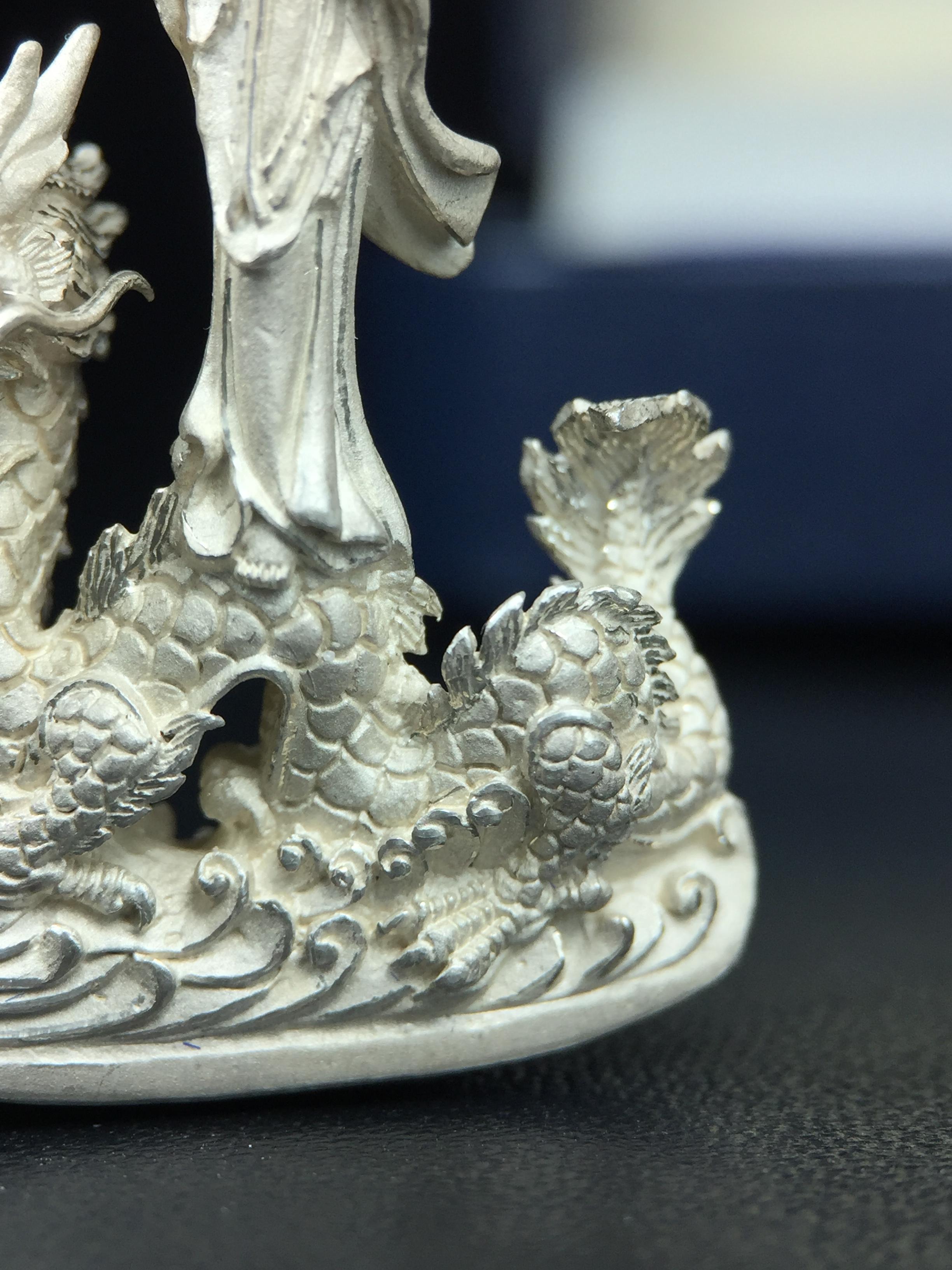 รูปหล่อลอยองค์พระโพธิสัตว์กวนอิม ทรงประทับมังกร จ.ระนอง เนื้อเงิน พิมพ์ใหญ่(สภาพผิว สวยงดงาม ทรงคุณค่า) เฉลิมฉลองในวโรกาสที่พระบาทสมเด็จพระเจ้าอยู่หัวทรงครองสิริราชสมบัติครบ 50 ปี จ.ระนอง พ.ศ.2539