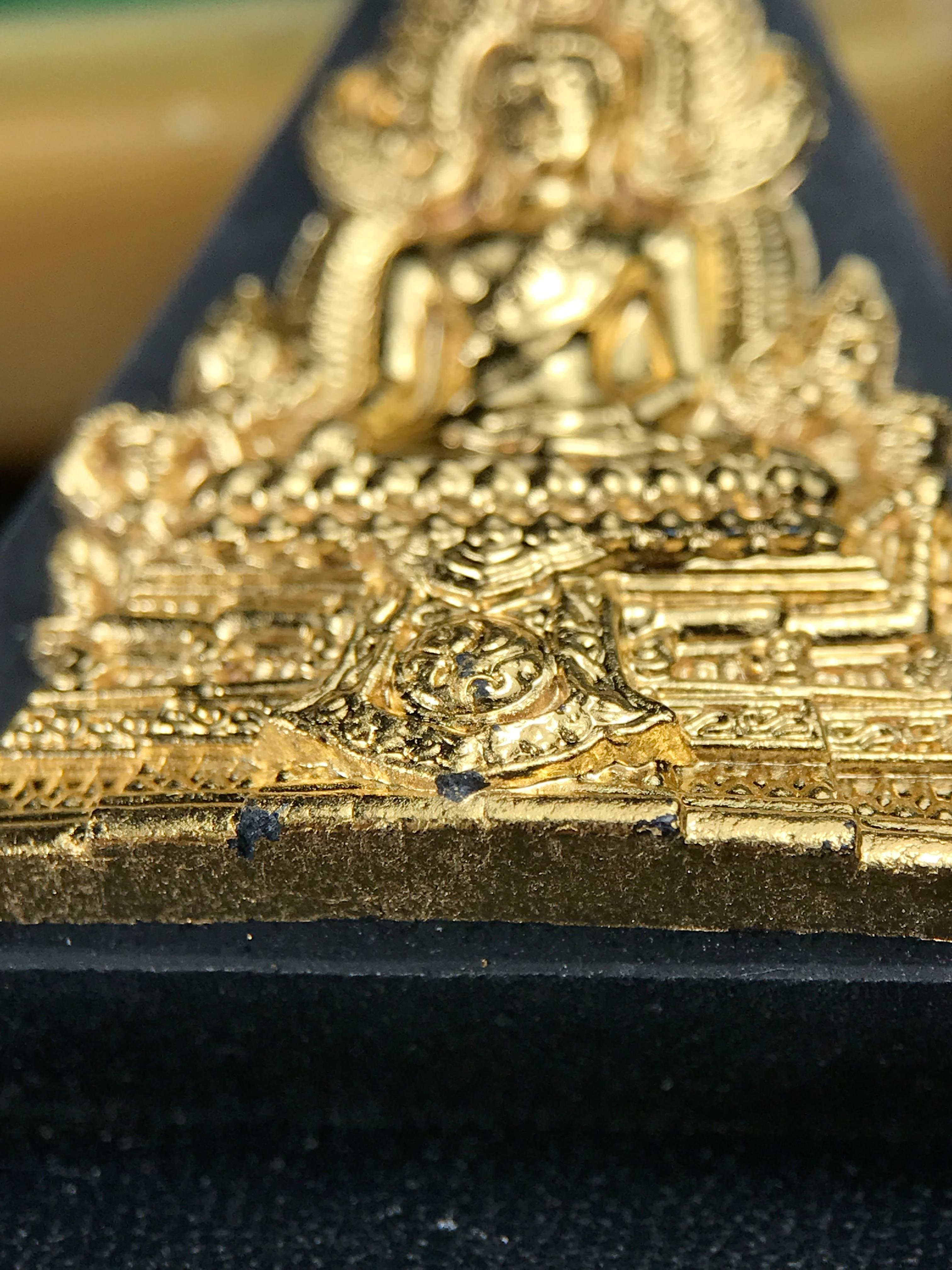 พระพุทธชินราช ภปร. 84พรรษา เนื้อผงปิดทองด้านหน้า หลัง ภ.ป.ร. เนื้อทองคำ(2.6 กรัม) (พระราชทานมวลสาร จิตรลดาและเส้นพระเจ้า(เส้นผม)ในหลวงรัชกาลที่9)พุทธศิลป์ทรงคุณค่าอีกหนึ่งรุ่นยอดนิยม(องค์หมายเลข ๑๑๐๙)1 ใน 3000 องค์ หายาก