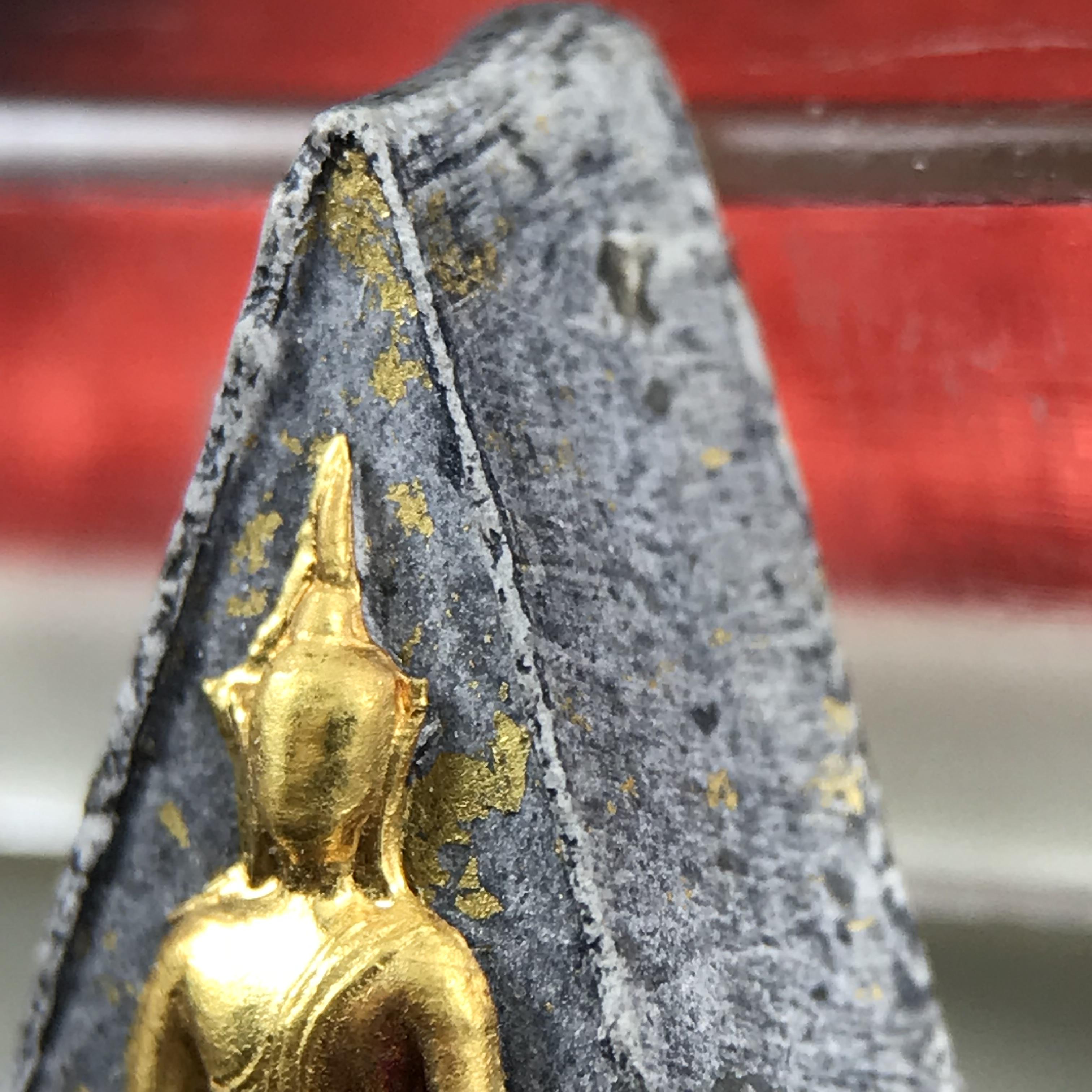 พระกำลังแผ่นดิน พระราชทาน วัดบวรนิเวศวิหาร ปี 2539 พิมพ์เล็กหน้ากากทองคำ (ในหลวง รัชกาลที่ 9 พระราชทานมวลสารจิตรลดา)นิยมหายาก