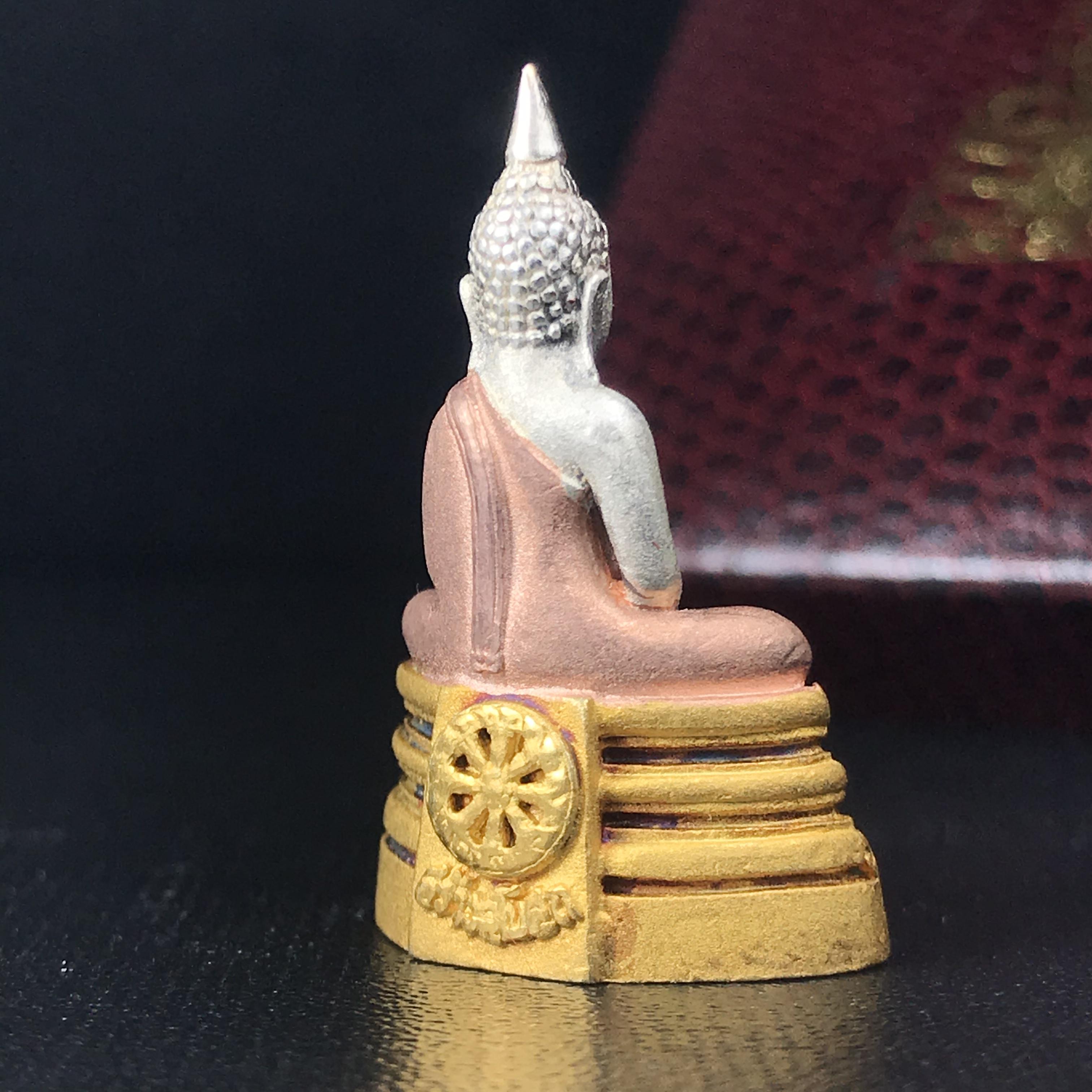 พระพุทธโสธร(หลวงพ่อโสธร) เนื้อเงินสามกษัตริย์ รุ่นสร้างอุโบสถ งานแพรนด้าจิวเวลลี่ พร้อมกล่องเดิม พ.ศ.2539