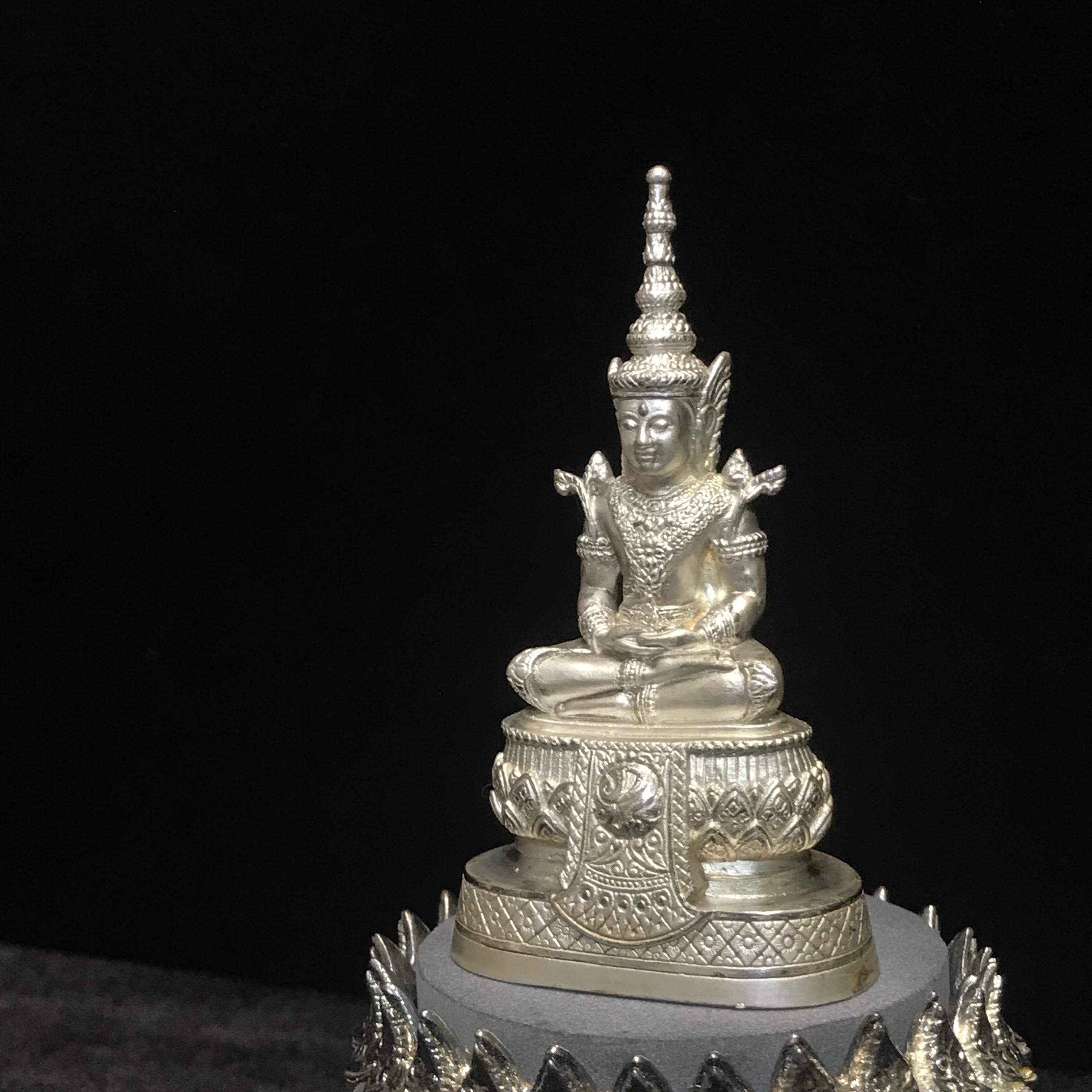 พระแก้วมรกต ภปร.(รุ่นแรก) ปี2545 รุ่นฉลองกรุงรัตนโกสินทร์ครบ 220 ปี หล่อลอยองค์ เนื้อเงิน ขนาดบูชา 50*90 มม. พร้อมฐานวางครอบแก้วเดิม(สวยงามและหายากมาก)