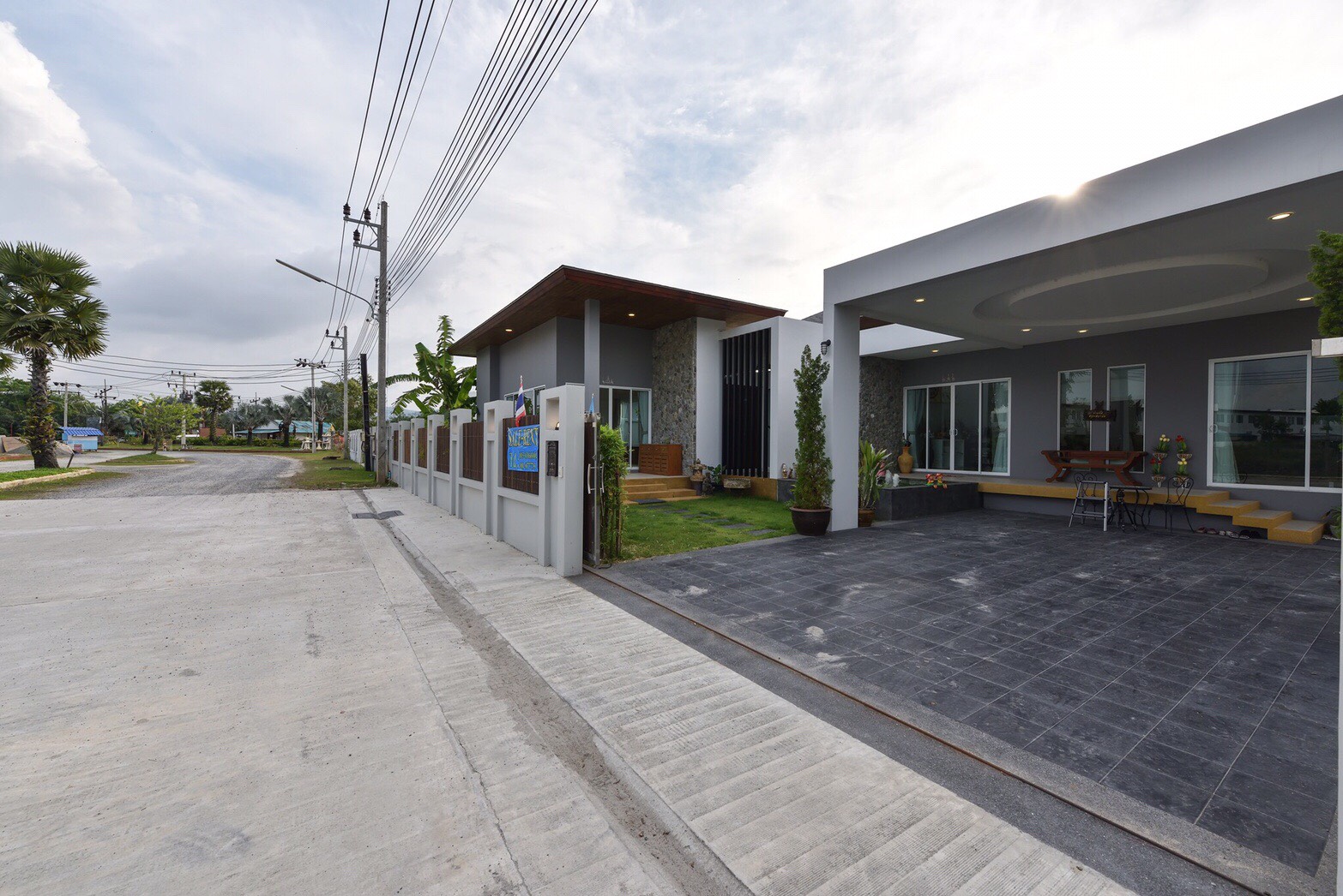 For Sales/Rent : 4 bed room private poool villa tropical modern style locate in Bandon-Cherntalay road.