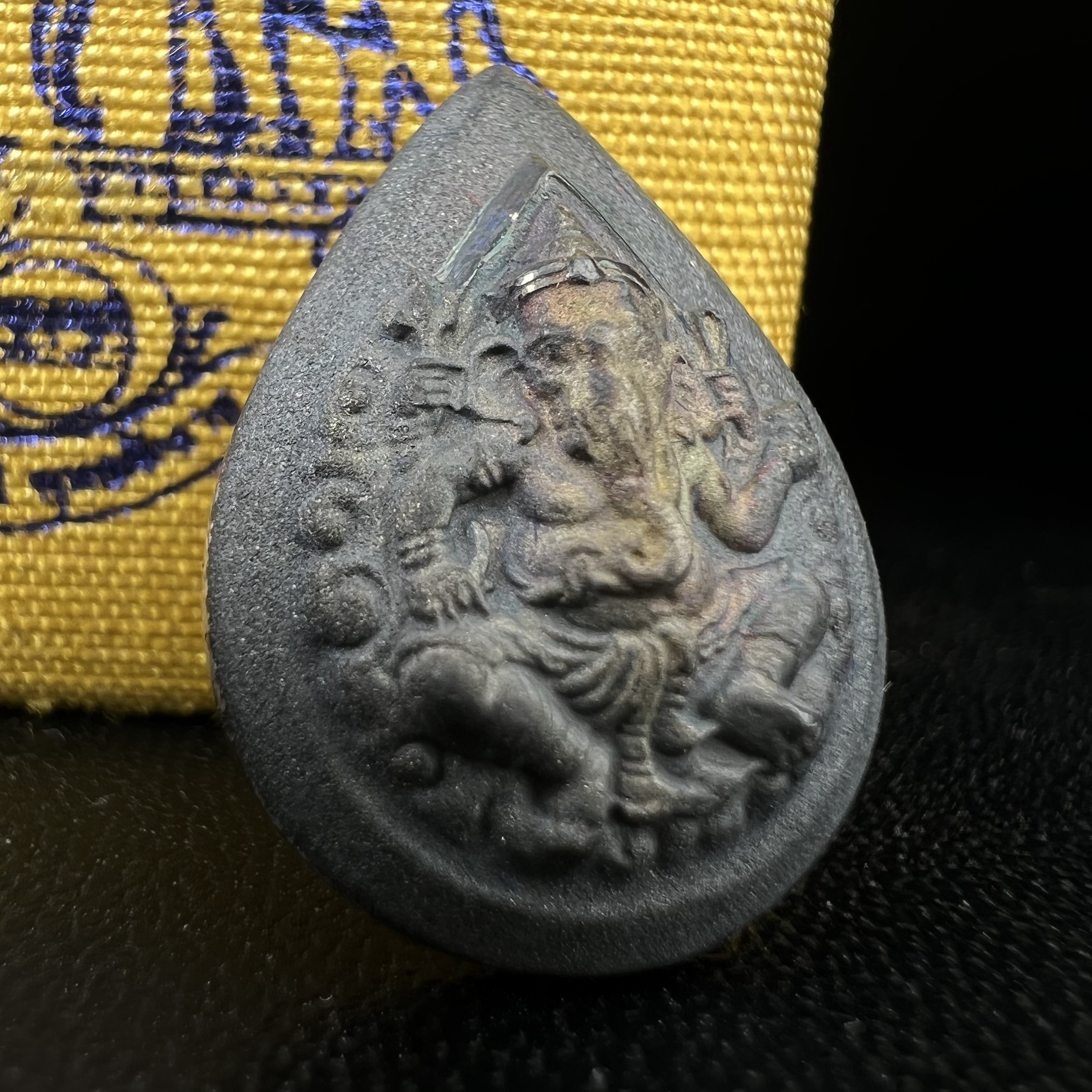 เหรียญพระพิฆเนศวร ญสส. ชุดกาญจนาภิเษกครองราชย์ 50 ปี พุทธศักราช 2538 พิมพ์เล็ก(1.9 ซม.) เนื้อเงินผิวเดิมกลับดำเข้มขลังงดงามธรรมชาติ สภาพสวยเดิมพร้อมกล่องบรรจุเดิม ตอกโค๊ดหมายเลขกำกับ(1ใน1000องค์)