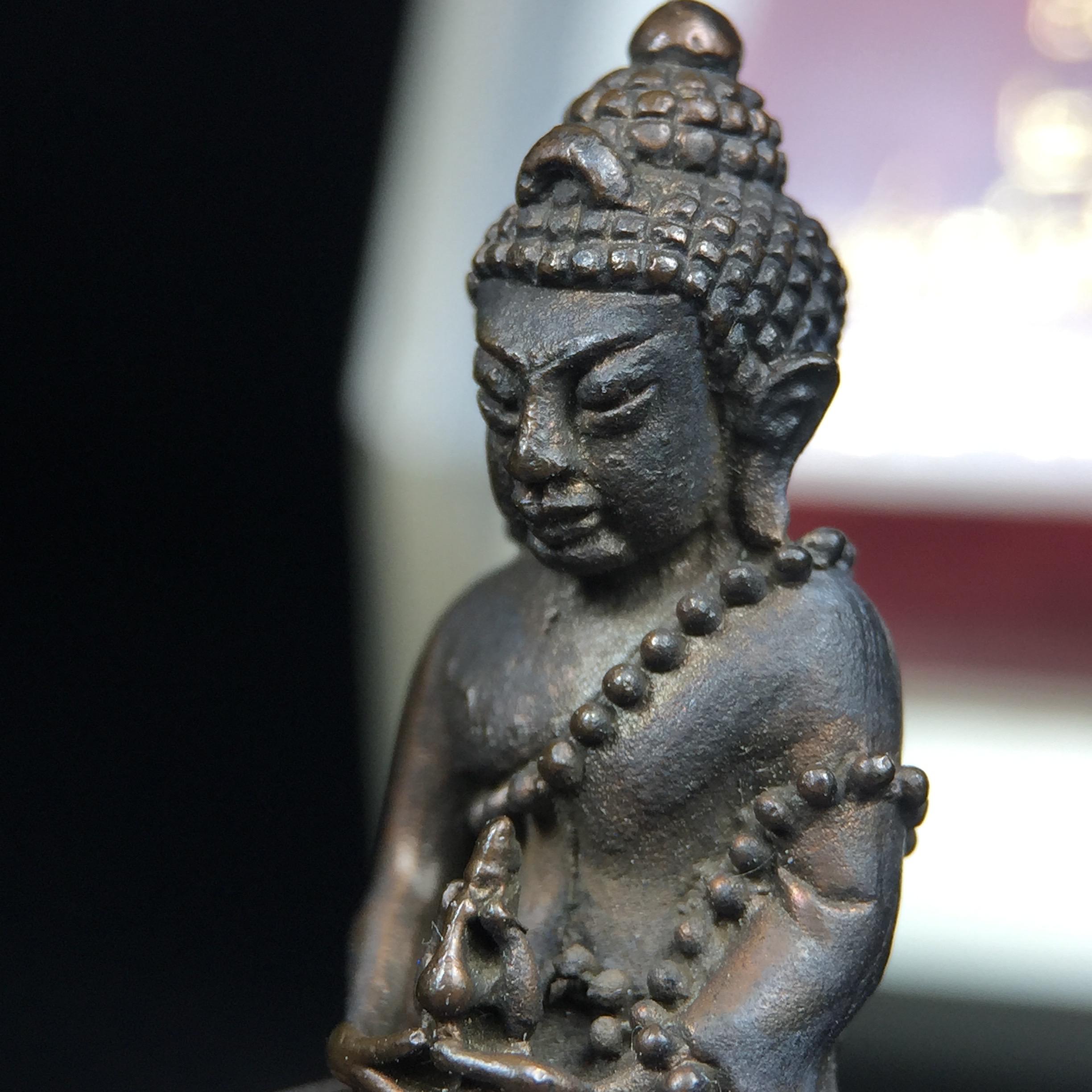 พระกริ่งญาณสังวร(พระกริ่ง ญส.)ปี 2519 เนื้อนวโลหะก้นเงิน สมเด็จพระญาณสังวรและหลวงพ่อคูณ ปริสุทโธ จับสายสูตรร่วมกันในพิธีเททอง ณ อุโบสถวัดบวรนิเวศวิหาร(พิธีใหญ่ เจตนาดี หลวงปู่โต๊ะร่วมปลุกเสก)(สภาพสวยเดิมนอนคากล่องบรรจุเดิมแบบนี้ไม่ควรพลาด)หายาก1ใน2999องค์