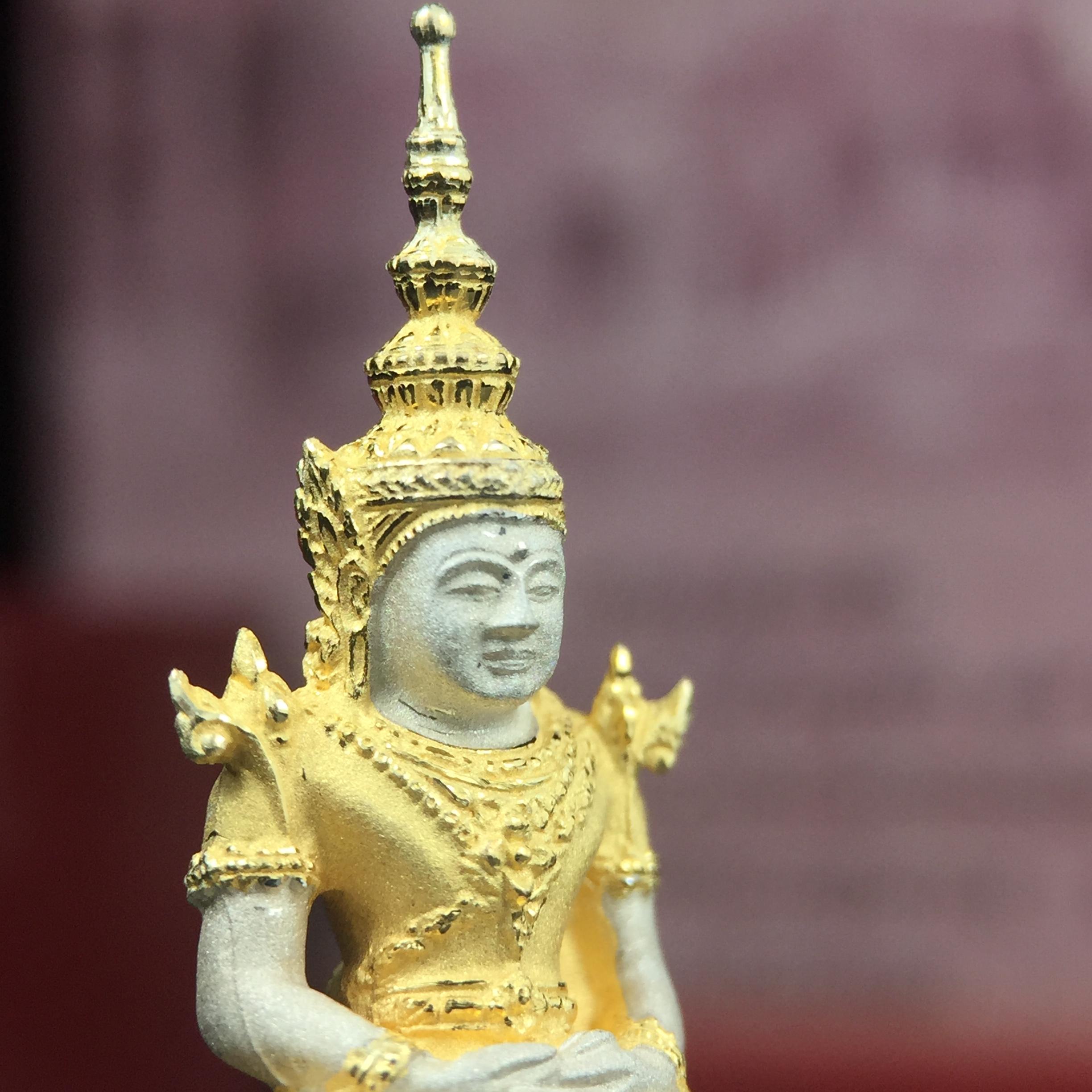 พระแก้วมรกต ภปร.(รุ่นแรก) ปี2545 รุ่นฉลองกรุงรัตนโกสินทร์ครบ 220 ปี พิมพ์ลอยองค์ใหญ่ เนื้อเงินบริสุทธิ์ 92.5% (สามกษัตริย์) ขนาด 19*35 มม. พร้อมกล่องบรรจุเดิม สวยครบสมบูรณ์