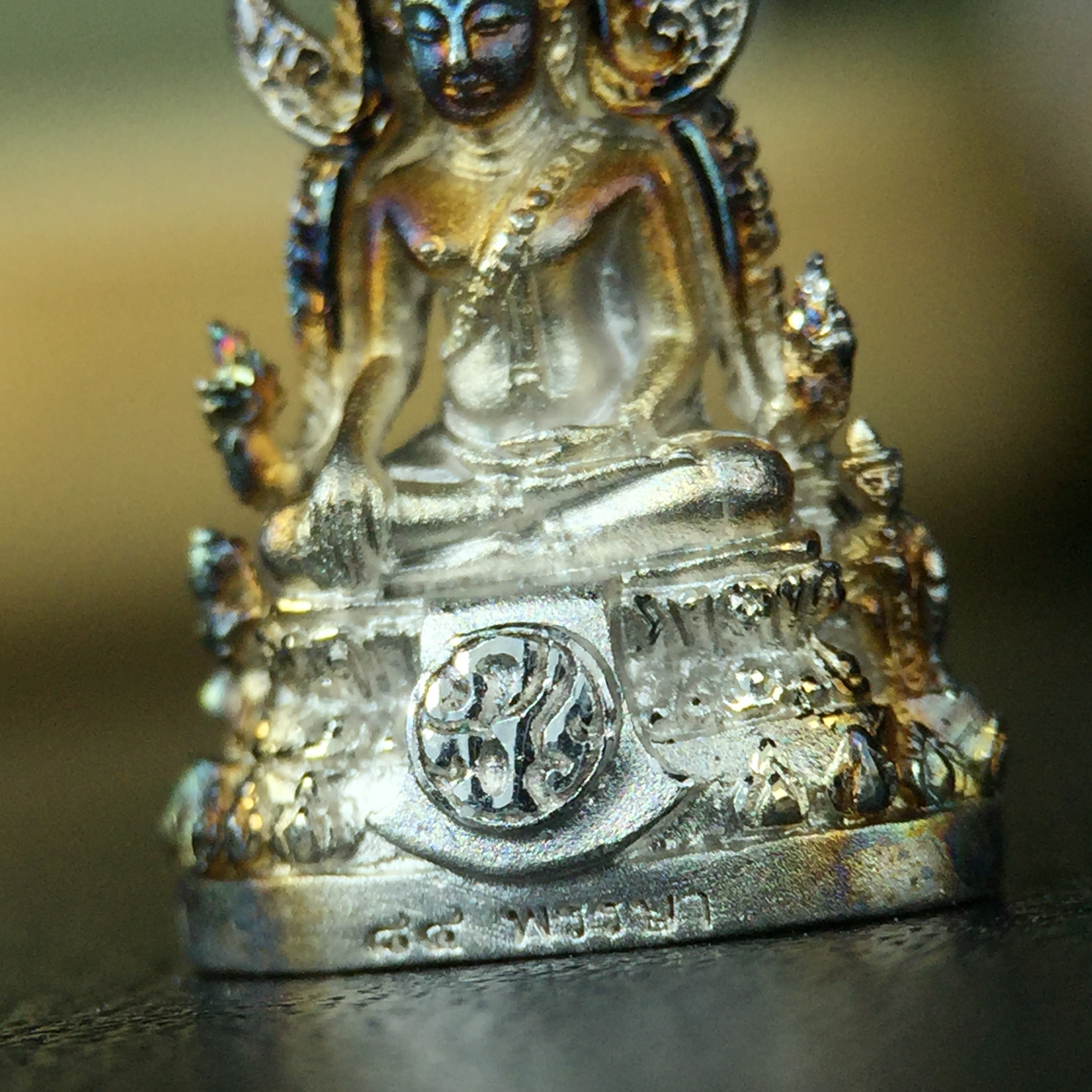 พระพุทธชินราช(จำลอง) ภปร. 84 พรรษา เนื้อเงินชุบทองคำขาว พิมพ์เล็กขนาดหน้าตัก 1/4 นิ้ว (สภาพผิวเดิมสวย ขึ้นสีรุ้งธรรมชาติ แบบนิยม)(พระราชทานมวลสาร จิตรลดาและเส้นพระเจ้า(เส้นผม))