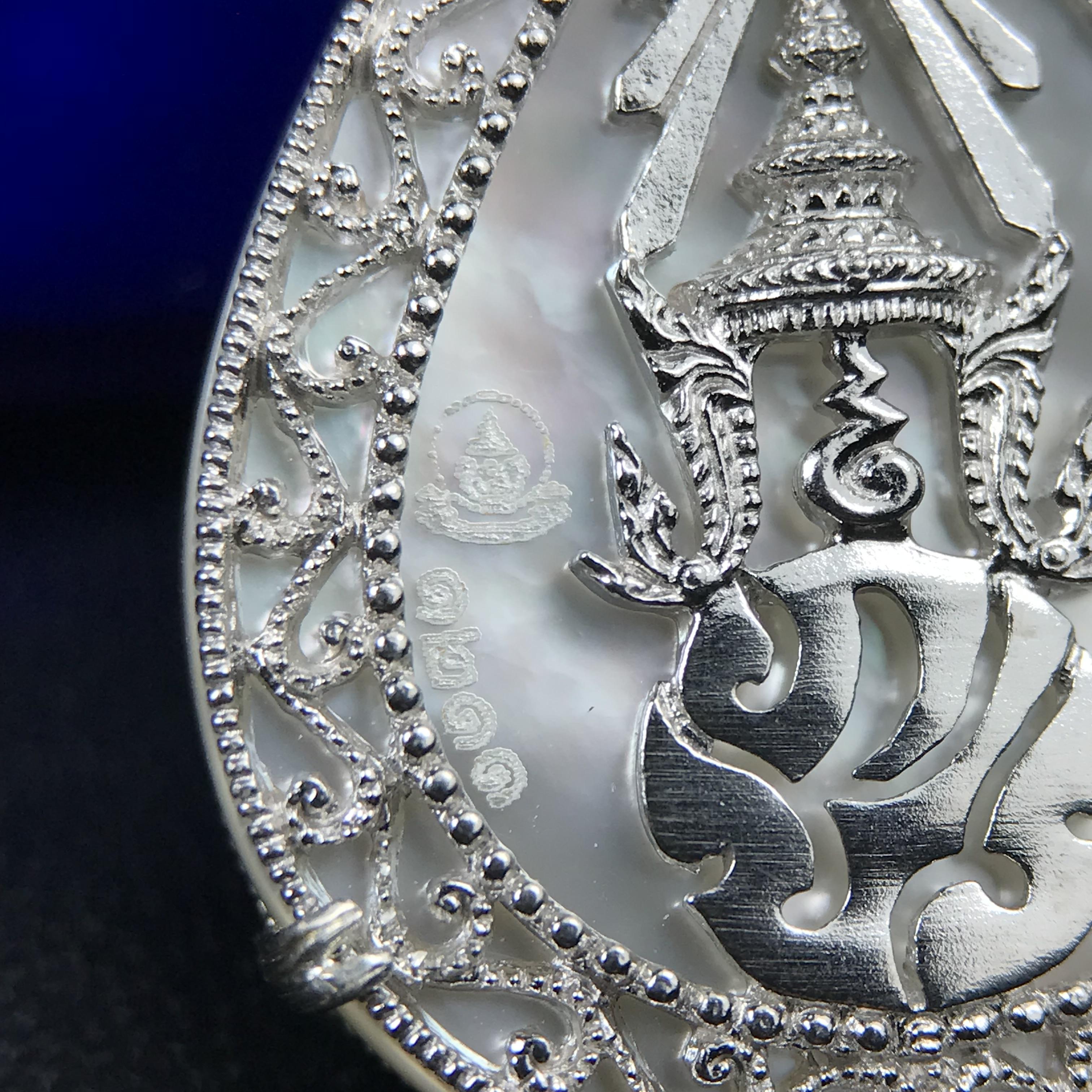 เหรียญพระพุทธชินราช ภปร. โครงการ เพราะแผ่นดินนี้คือแผ่นดินเกิด ปี 2551 รูปหยดน้ำ เนื้อเงินชุบทองคำขาว(ล้อมด้วยกรอบเงินชุบทองคำขาวสลักเสลาเป็นลวดลายละเอียดอ่อน ส่วนพื้นองค์พระเป็นเปลือกหอยมุขสวยงดงาม )(ขนาด 21 x 29 มม.) (สวยงามหายาก)1ใน5000องค์