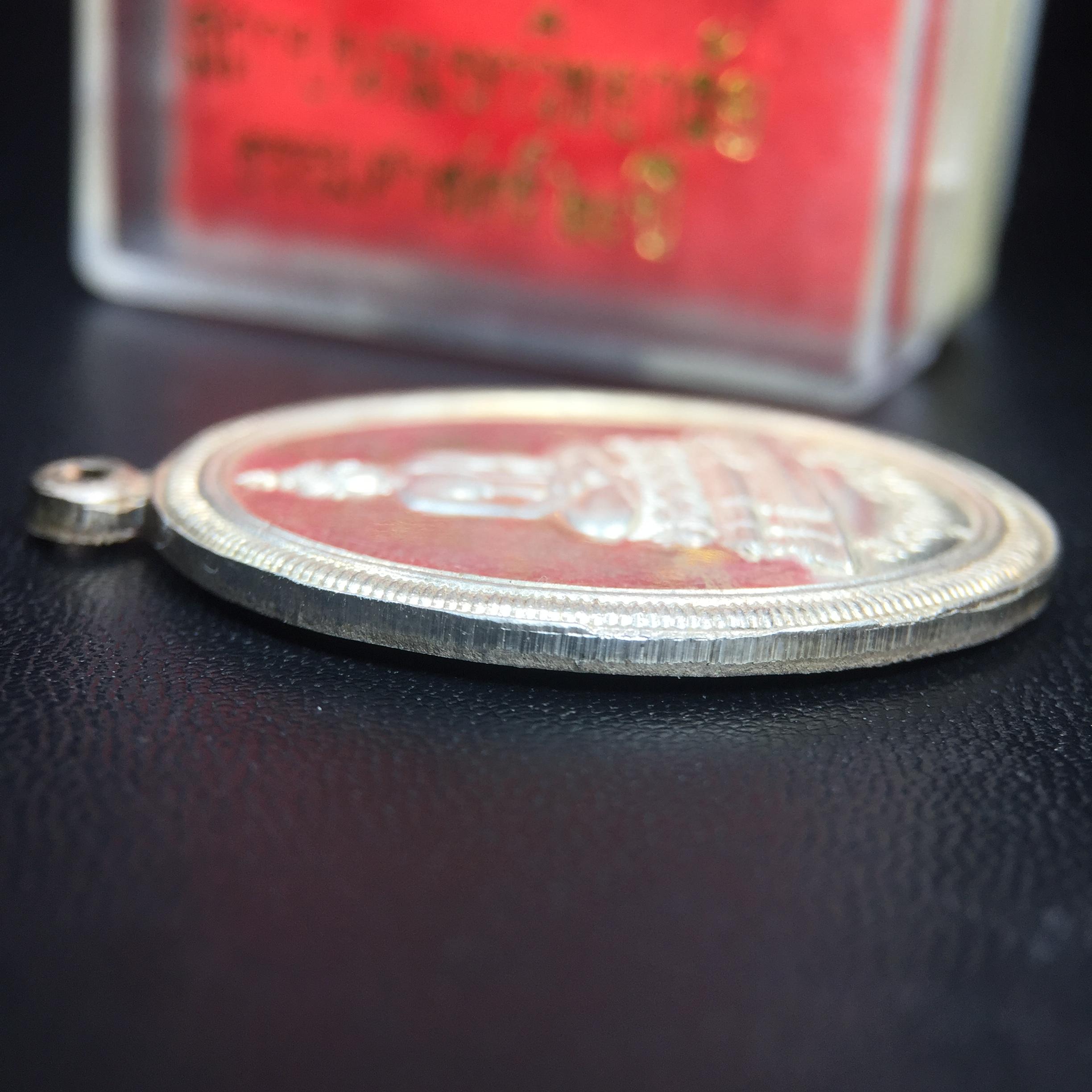 เหรียญพระพุทธสิหิงค์ ภปร. รุ่นมหาลัยธรรมศาสตร์ 60ปี พ.ศ.2537 พิมพ์ใหญ่ เนื้อเงินพร้อมกล่องบรรจุเดิม(ในหลวงรัชกาลที่9เสด็จในพิธี)(พิธีใหญ่ เกจิที่มีชื่อเสียงมาร่วมปลุกเสกจำนวนมาก ชนวนมาลสารเก่าเข้มขลัง )ของดีธรรมศาสตร์ที่ศิษย์เก่าไม่ควรพลาด