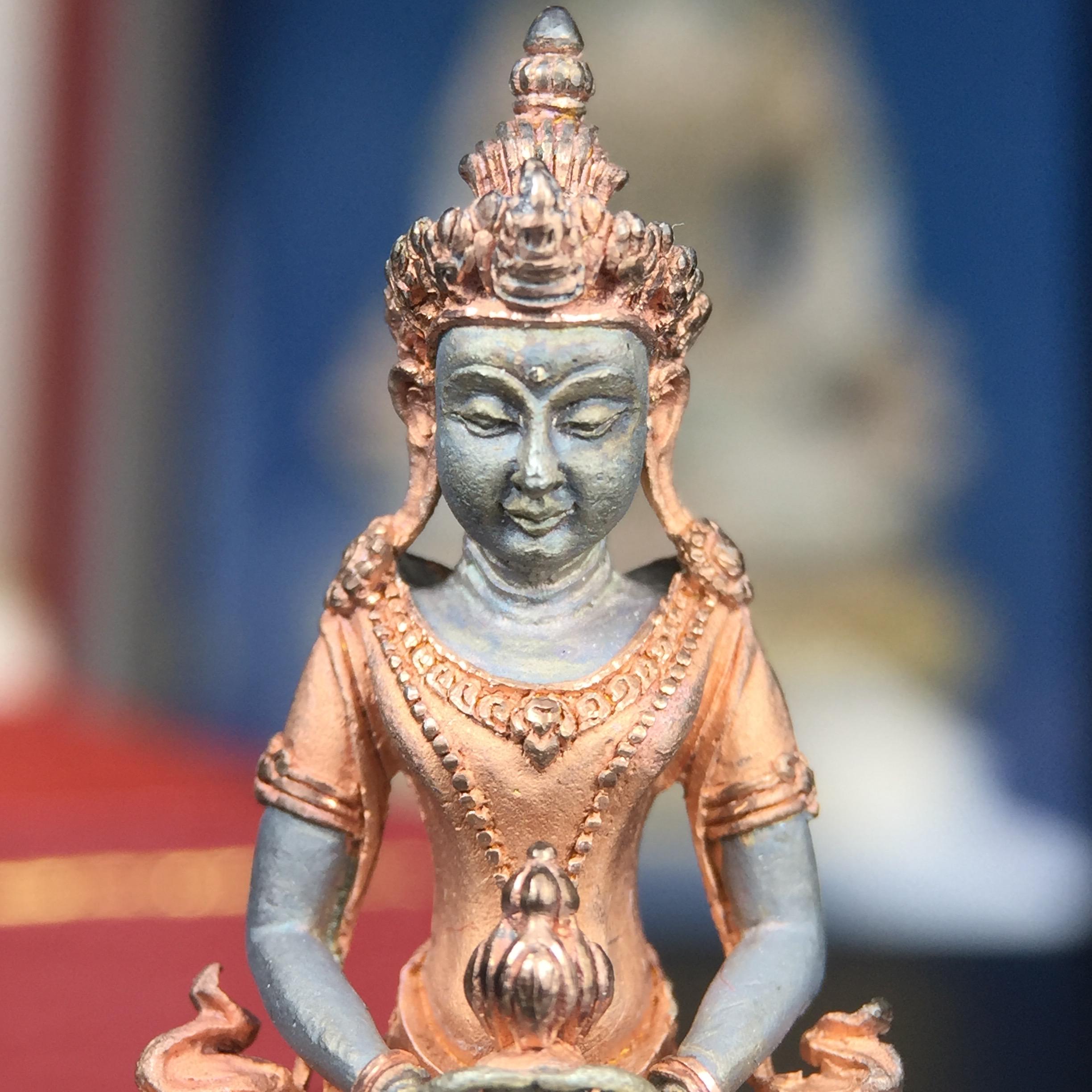 พระกริ่งอวโลกิเตศวร ( เจ้าแม่กวนอิม ) วัดโพธิ์แมนคุณาราม รุ่นอุดมโภคทรัพย์ พ.ศ.2539 เนื้อเงิน 3 กษัตริย์ พ่นทราย(ผิวเดิม ขึ้นสีรุ้งธรรมชาติ แบบนิยม เสน่ห์ของพระเนื้อเงิน) (พร้อมกล่องบรรจุการ์ดใบรับรองเดิมครบ) (อีกหนึ่งรุ่นยอดนิยม พุทธศิลป์สวยงดงาม)