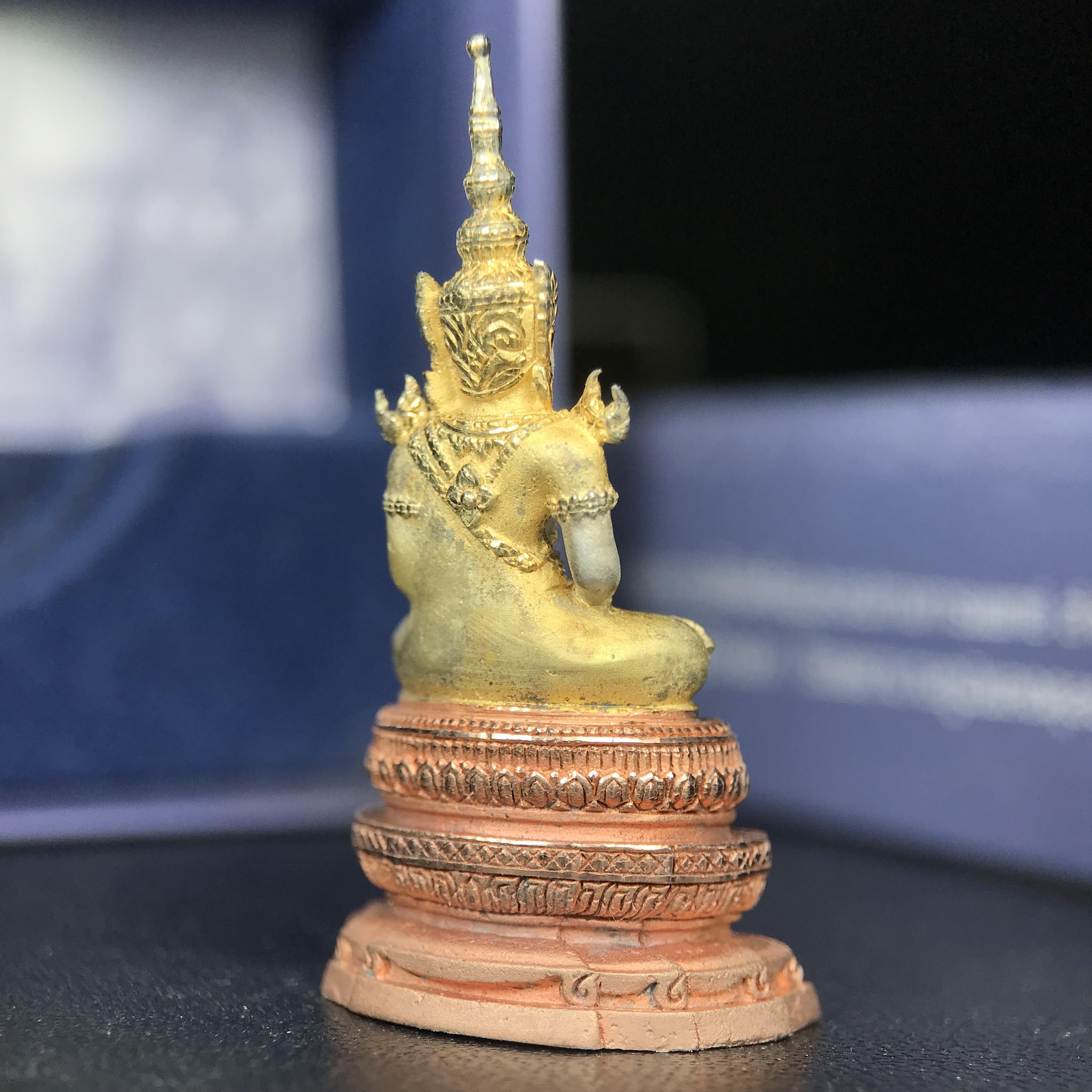 พระแก้วมรกต ภปร. ปี 2547 จัดสร้างโดยโรงพยาบาลภูมิพลอดุลยเดช เนื้อเงิน(3 กษัตริย์) ลอยองค์ หน้าตัก 1/2 นิ้ว สูง 3.7 ซม.พิธีมหามังคาภิเษก ณ พระอุโบสถวัดพระศรีรัตนศาสดาราม(วัดพระแก้ว) งดงามทรงคุณค่าอีกหนึ่งรุ่นยอดนิยม หายาก(องค์หมายเลข ๑๔๑๖)