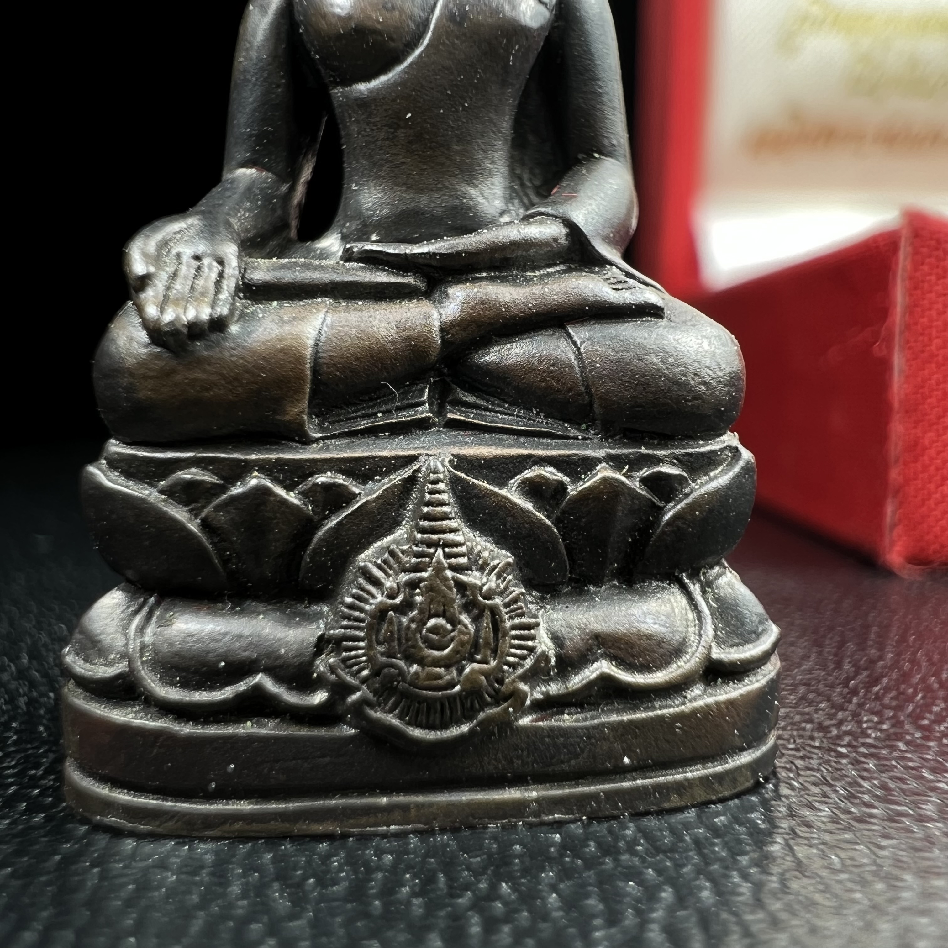 พระกริ่งไพรีพินาศ เฉลิมพระเกียรติ พระบาทสมเด็จพระเจ้าอยู่หัวรัชกาลที่9 พระชนมพรรษา 6 รอบ ปี2542 เนื้อนวโลหะผสมทองคำ(บรรจุเหล็กไหล)ดีนอก-ดีใน