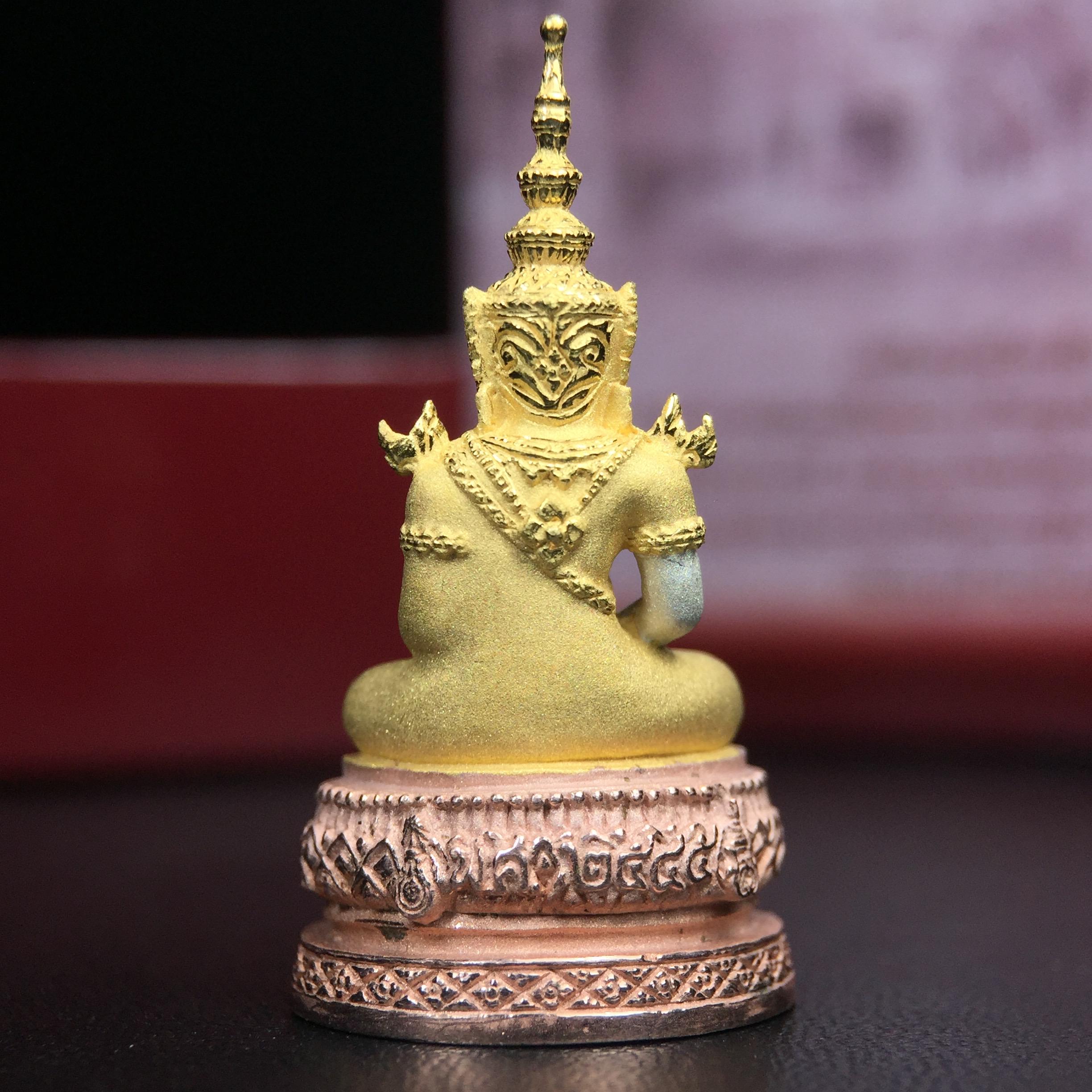 พระแก้วมรกต ภปร.(รุ่นแรก) ปี2545 จัดสร้างในมหาวโรกาส พระบาทสมเด็จพระเจ้าอยู่หัวรัชกาลที่ 9 ครบรอบ 75 พรรษา และฉลองกรุงรัตนโกสินทร์ครบ 220 ปี พิมพ์ลอยองค์ใหญ่ เนื้อเงินบริสุทธิ์ 92.5%(สามกษัตริย์) ขนาด 19*35 มม. พร้อมกล่อง สวยครบสมบูรณ์(องค์หมายเลข 3250)