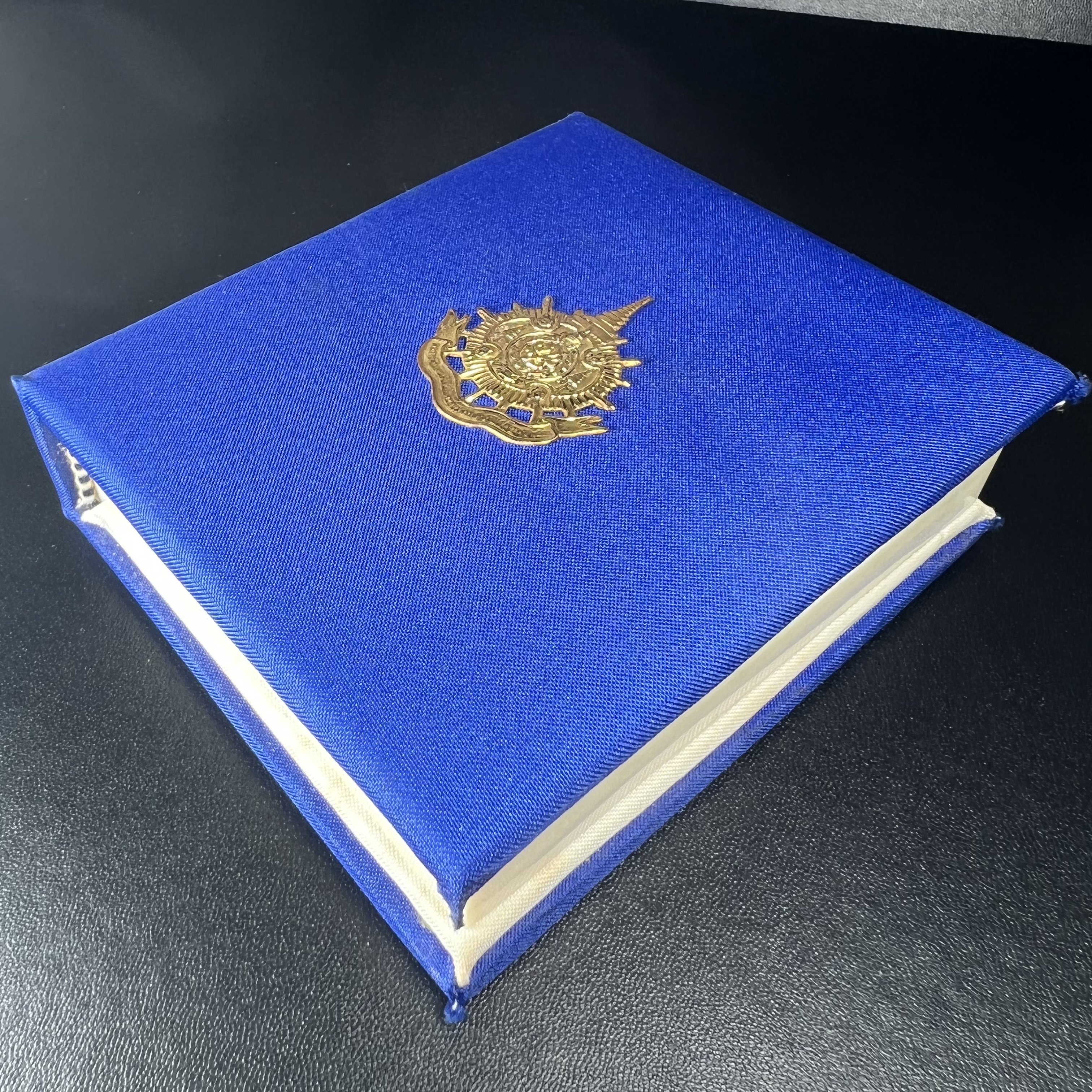 พระพุทธชินราช ภปร. ในวโรกาสพระราชพิธีมหามงคล เฉลิมพระชนมายุ6รอบ 5ธันวาคม2542 มูลนิธิพิทักษ์ดวงตาประชาชน จัดสร้าง เนื้อเงินแบบทรายนวลขัดเงาบางส่วน พิมพ์ใหญ่ ขนาดสูง 3.4 ซม. พร้อมกล่องบรรจุเดิม