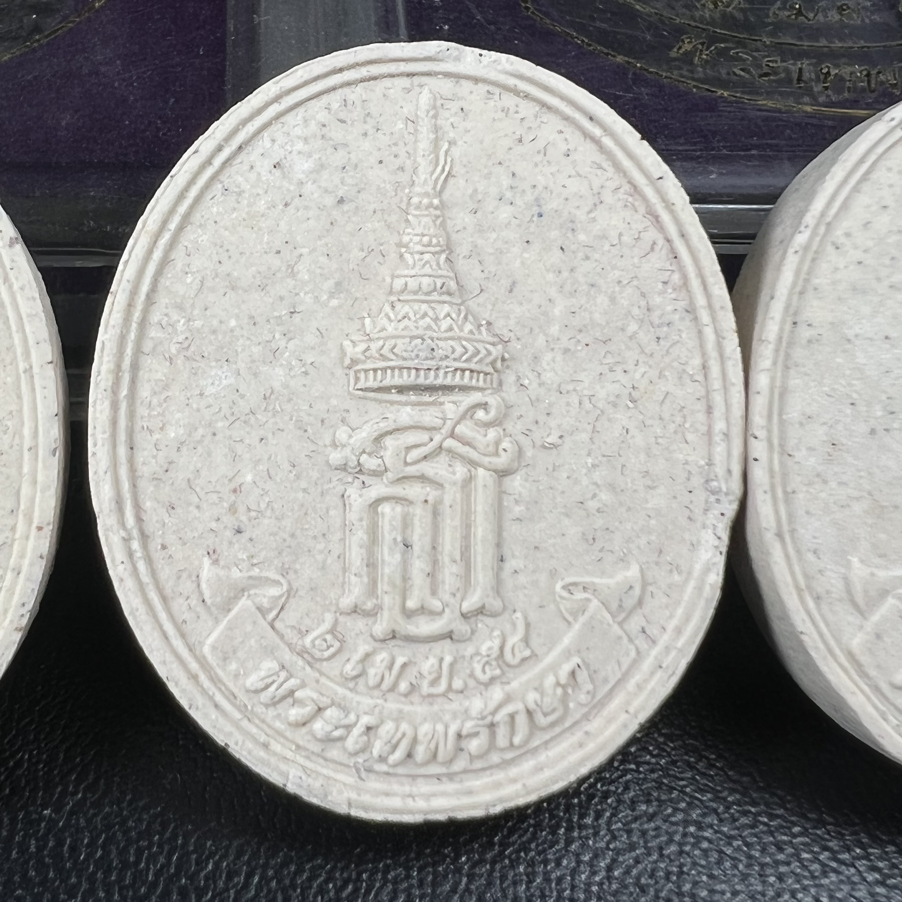 พระเบญจพุทธปาฏิหาริย์ สธ. รุ่น “พระเทพรักษา” ปี 2554 ชุดเนื้อผง ขนาด 2.5 ซม.(ครบชุด 5 องค์) พร้อมกล่องบรรจุเดิมครบสมบูรณ์(พิธีใหญ่ มหาพุทธาภิเษก 5 วัด 5 พิธี)