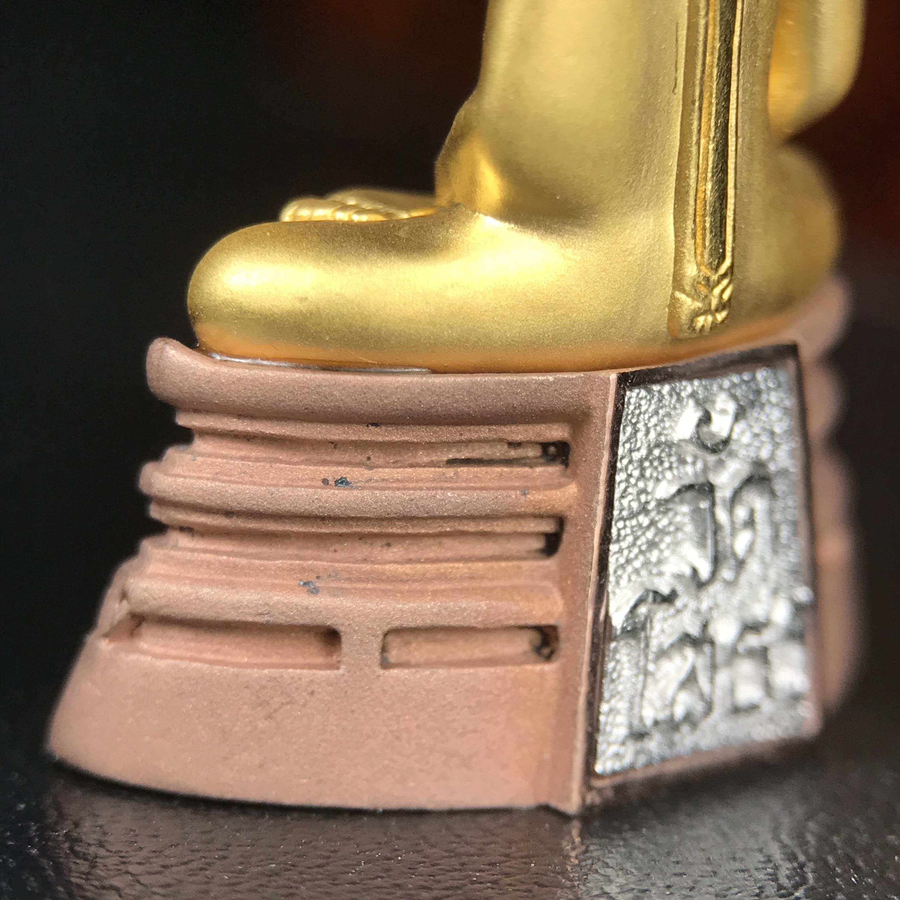 พระพุทธโสธร รุ่นสร้างอุโบสถหลังใหม่ พิธีพุทธาภิเษก ณ อุโบสถวัดโสธรวรารามวรวิหาร 18 พฤศจิกายน พ.ศ.2542 เนื้อสามกษัตริย์ องค์พระทองคำแท้ ฐานนาก ผ้าทิพย์ประดับเพชรแท้ หนักรวม 6.82g ขนาด 2.5x3.5 ซม.(องค์หมายเลข ๒๔๘)(พุธศิลป์สุดงดงาม อีกหนึ่งรุ่นยอดนิยม)หายาก