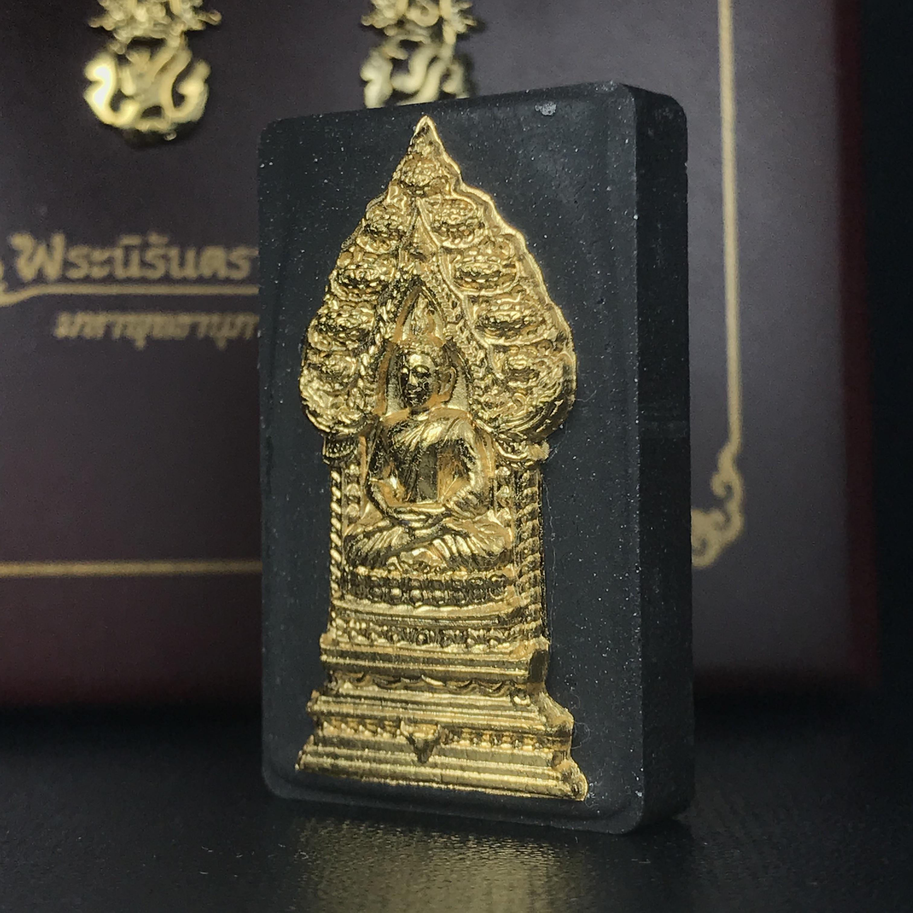 พระนิรันตรายสองกษัตริย์ มหาพุทธานุภาพแห่งแผ่นดิน ปี2552 "พระผู้ปกป้องคุ้มครองจากภัยอันตรายทั้งปวง" พระผงพิมพ์สมเด็จหน้าปัดทอง สีดำด้านหลังฝังนวโลหะชุบนาก เชิญอักษรพระปรมาภิไธยสองกษัตริย์(จปร.และ วปร.) พร้อมกล่องบรรจุเดิมครบชุด