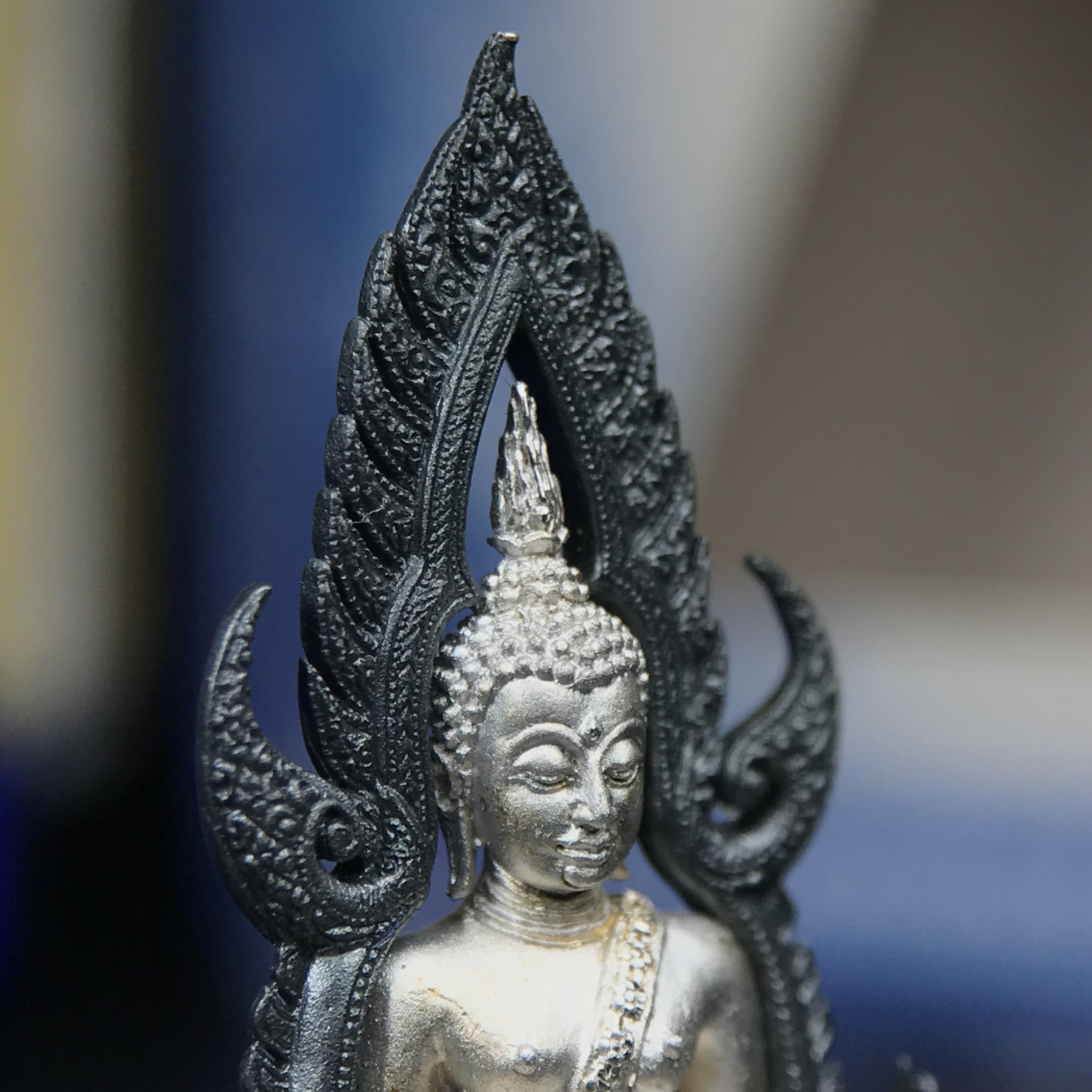 พระพุทธชินราช ภปร. โครงการเพราะแผ่นดินนี้คือแผ่นดินเกิด เนื้อเงินชุบทองคำขาวซุ้มรมดำ ปี2551 ขนาดหน้าตัก1/2นิ้ว(3.5*2.5ซม.)ประกอบพิธี ณ พระอุโบสถ วัดพระศรีรัตนศาสดาราม(วัดพระแก้ว)และพระวิหารวัดพระศรีรัตนมหาธาตุวรมหาวิหาร(จ.พิษณุโลก)(สวยงามหายาก)1ใน5000องค์