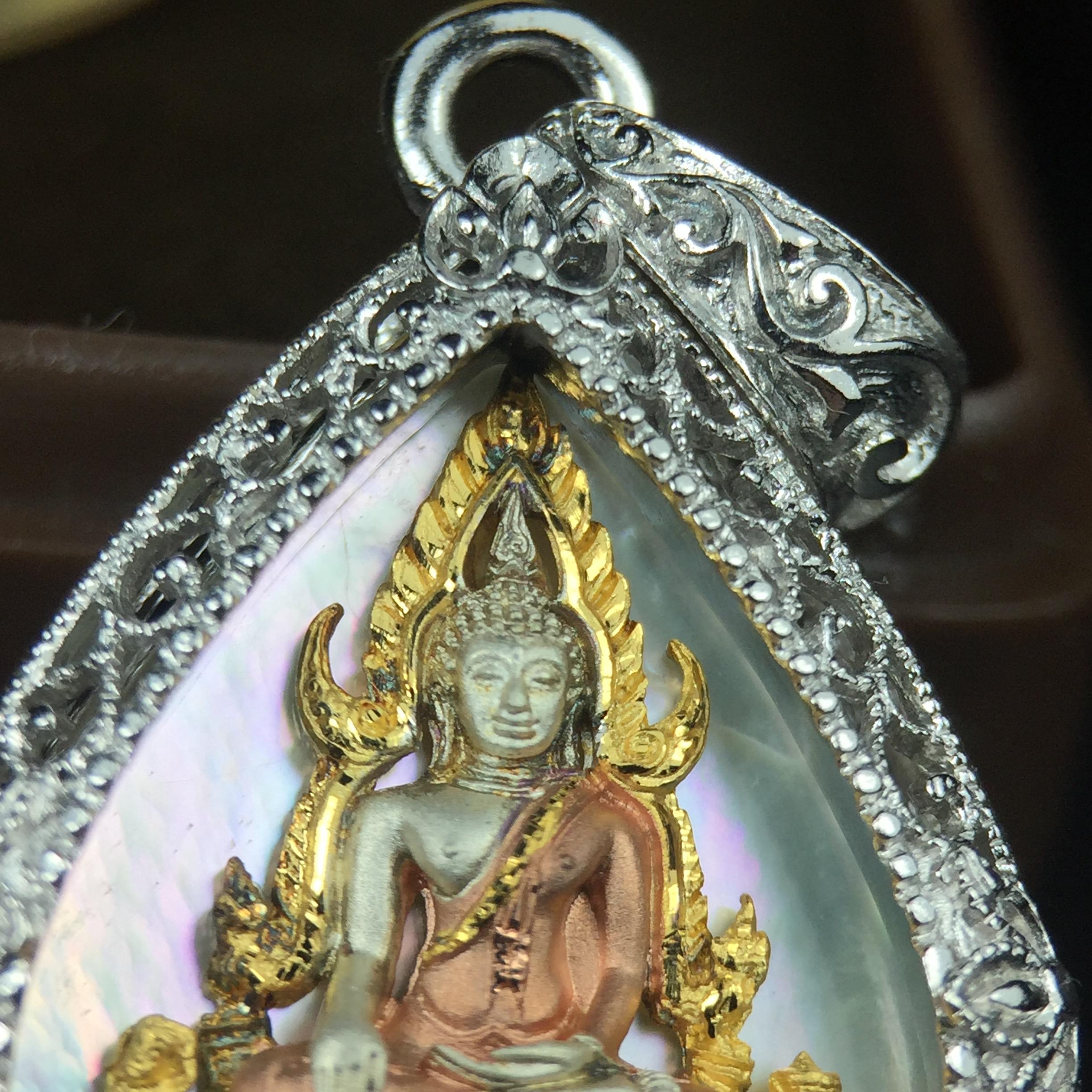 พระพุทธชินราช ภปร. โครงการ "เพราะแผ่นดินนี้ คือ แผ่นดินเกิด" ปี2548(รุ่นแรก) เหรียญทรงใบโพธิ์ ขนาด 21 x 29 มม. เนื้อเงินสามกษัตริย์ องค์พระชุบสามกษัตริย์ ล้อมด้วยกรอบเงินชุบทองคำขาวสลักเสลาเป็นลวดลายละเอียดอ่อน ส่วนพื้นองค์พระเป็นเปลือกหอยมุข