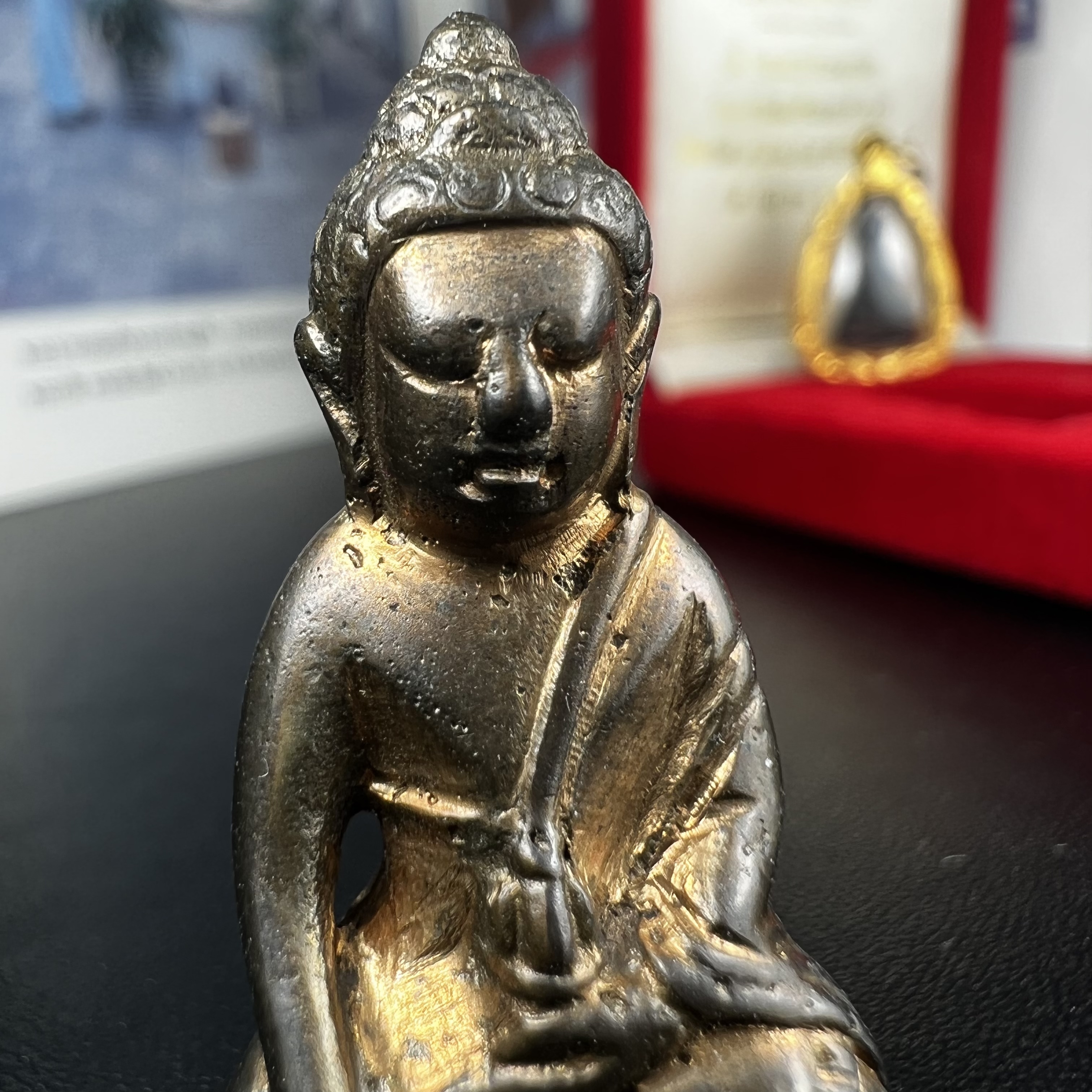 พระกริ่ง-พระชัยวัฒน์ ปวเรศ ปี2530 วัดบวรนิเวศราชวรวิหาร(องค์พระชัยวัฒน์เลี่ยมกรอบทองคำแท้)(ในหลวง ร.9 เสด็จเททอง)(บรรจุเส้นเกศาในหลวงรัชกาลที่9)พร้อมสูจิบัตรเดิมตอนจัดสร้าง(สภาพสวยครบสมบูรณ์) (องค์หน้าใหญ่)(องค์ทองทบ)แบบพิมพ์นิยมหายาก