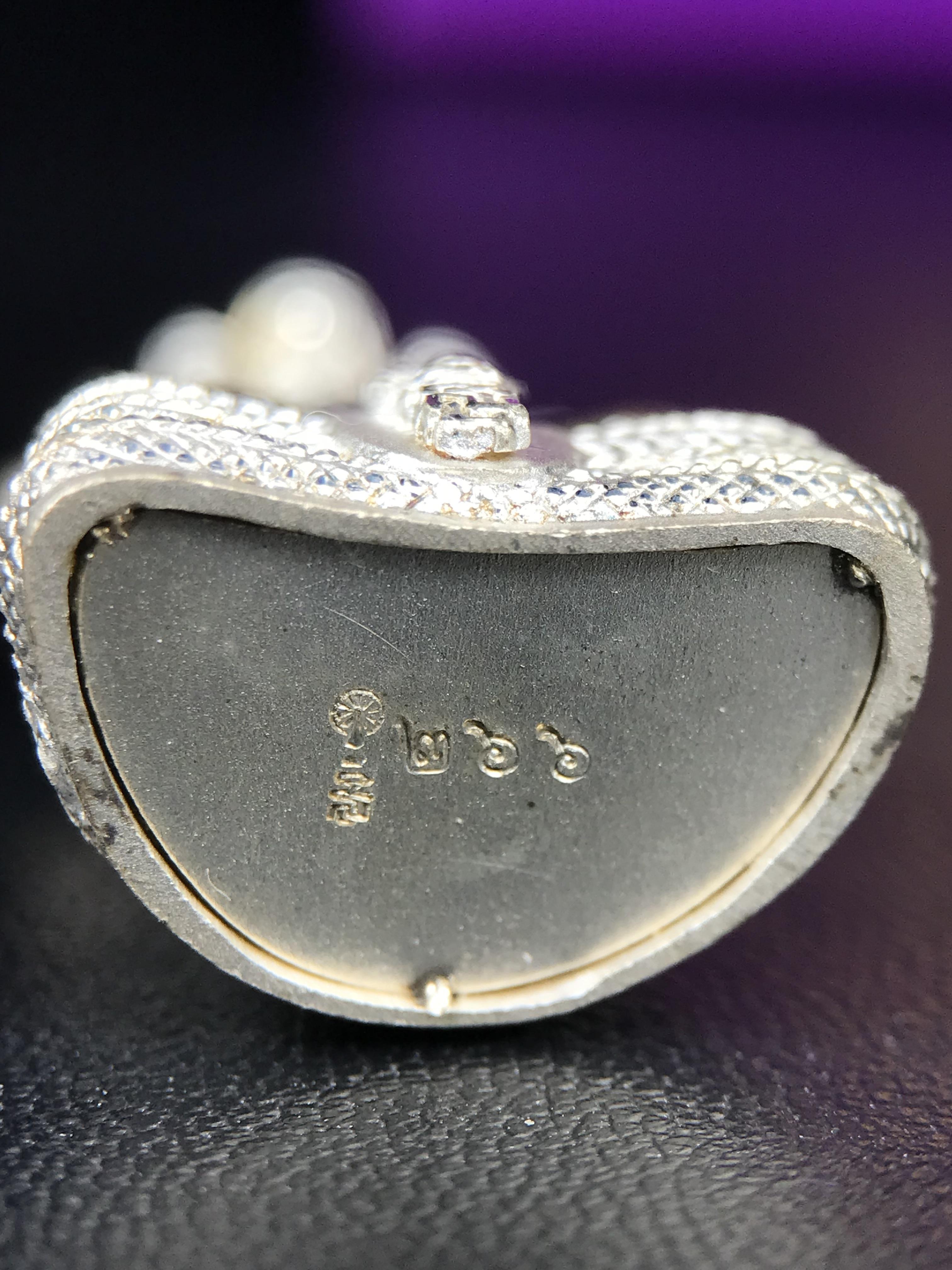 พระนาคปรก สธ. รุ่นสร้างพระอุโบสถเฉลิมพระเกียรติ 4 รอบ 84 พรรษา สมเด็จพระเทพรัตนราชสุดาฯ วัดบวรนิเวศวิหาร ปี 2543 พิมพ์ใหญ่ องค์พระเนื้อนวโลหะ ฐานนาคปรกเนื้อเงิน(สภาพ สวย )พิธีใหญ่ พุทธศิลป์งดงาม หายาก(องค์หมายเลขสวย ๒๖๖) (1 ใน 1999 องค์)